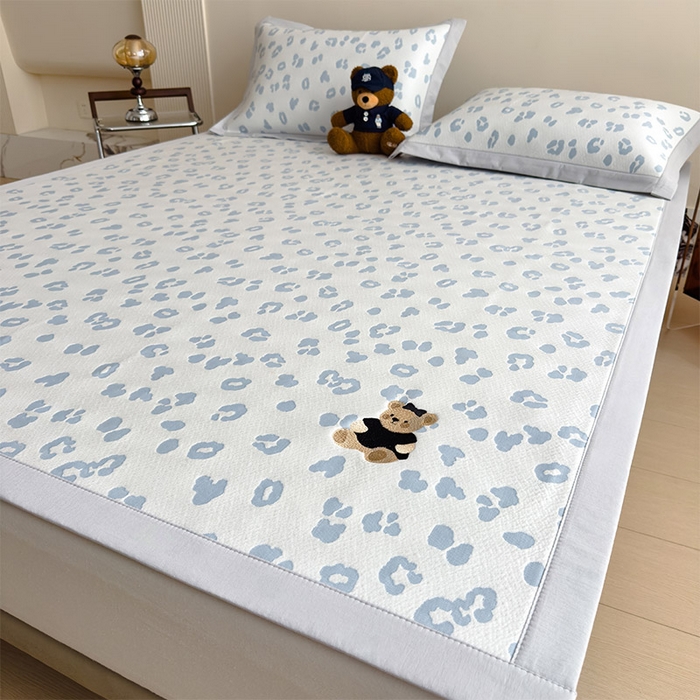 91家纺网 家纺一手货源 找家纺 卡初家居（原微来） 2026新款A类母婴级小清新冰豆豆豹纹小熊刺绣凉感值过0.21夏季冰丝软席 小熊豹豹-浅蓝