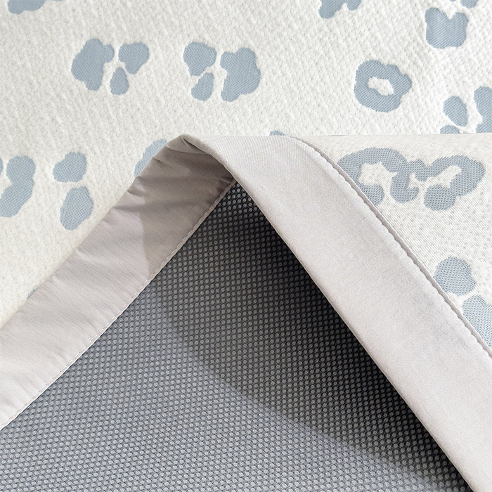 91家纺网 家纺一手货源 找家纺 卡初家居（原微来） 2026新款A类母婴级小清新冰豆豆豹纹小熊刺绣凉感值过0.21夏季冰丝软席 小熊豹豹-浅蓝