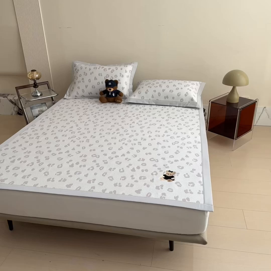 91家纺网 家纺一手货源 找家纺 卡初家居（原微来） 2026新款A类母婴级小清新冰豆豆豹纹小熊刺绣凉感值过0.21夏季冰丝软席 小熊豹豹-浅粉