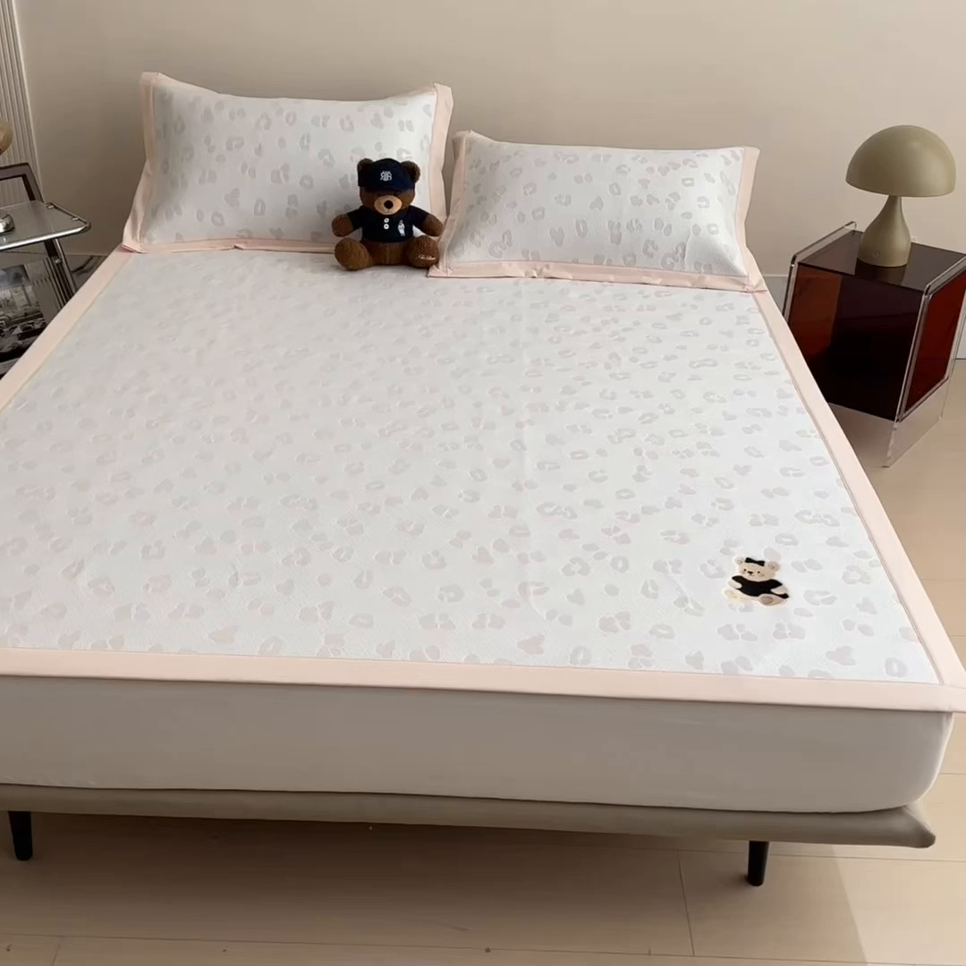 91家纺网 家纺一手货源 找家纺 卡初家居（原微来） 2026新款A类母婴级小清新冰豆豆豹纹小熊刺绣凉感值过0.21夏季冰丝软席 小熊豹豹-玉色