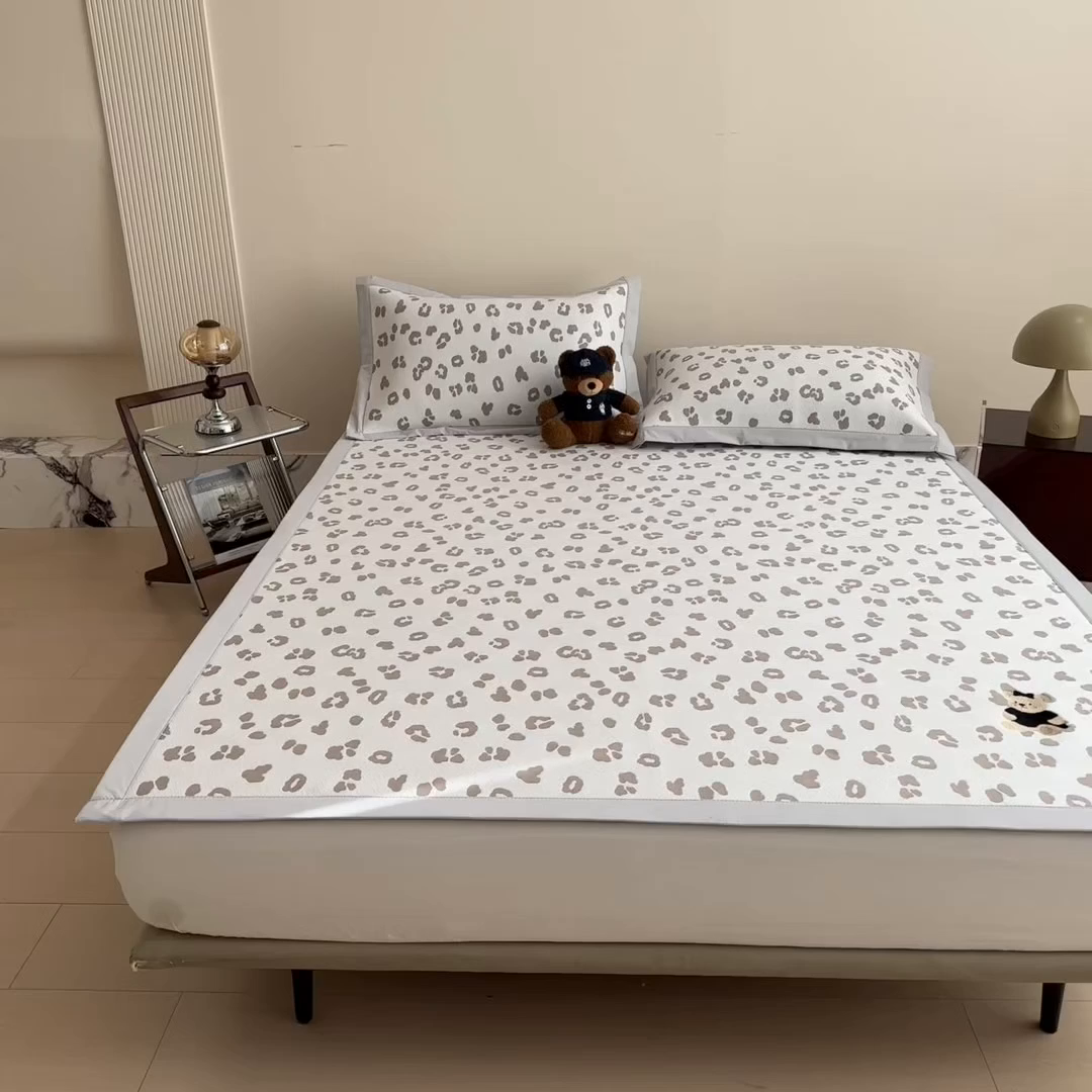 91家纺网 家纺一手货源 找家纺 卡初家居（原微来） 2026新款A类母婴级小清新冰豆豆豹纹小熊刺绣凉感值过0.21夏季冰丝软席 小熊豹豹-浅咖