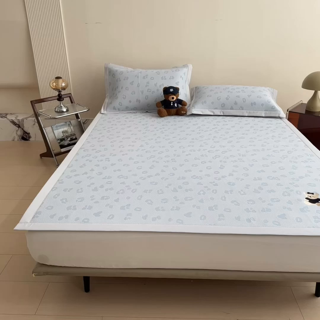 91家纺网 家纺一手货源 找家纺 卡初家居（原微来） 2026新款A类母婴级小清新冰豆豆豹纹小熊刺绣凉感值过0.21夏季冰丝软席 小熊豹豹-蓝