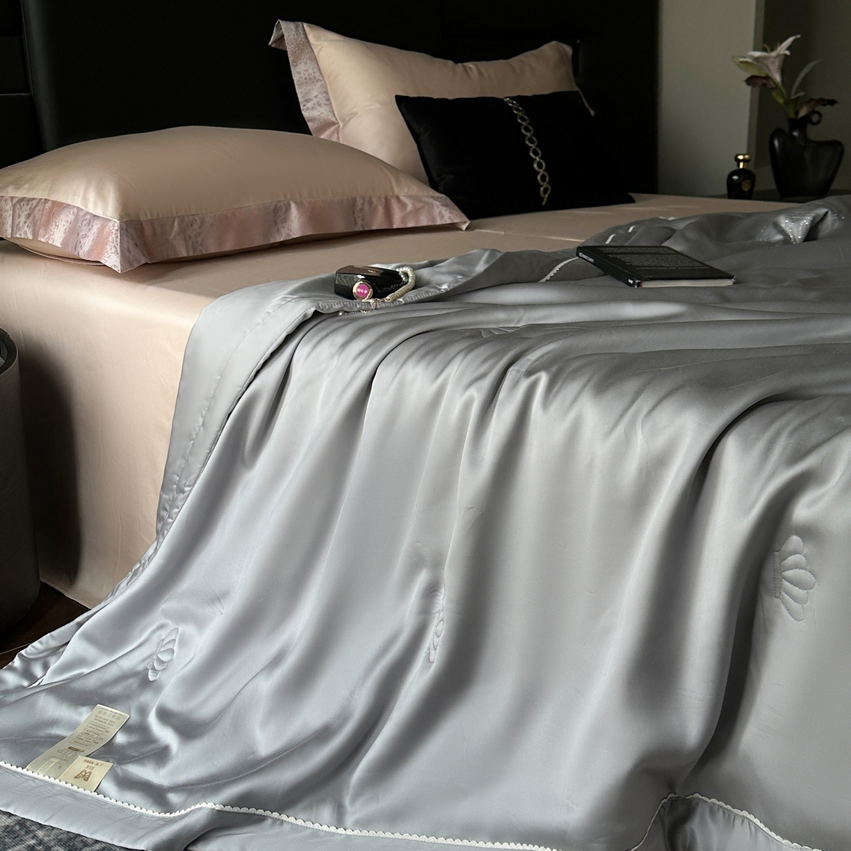 91家纺网 家纺一手货源 找家纺 摩时 2026新款纯色天丝夏被夏凉被空调被 丝悦-烟灰色