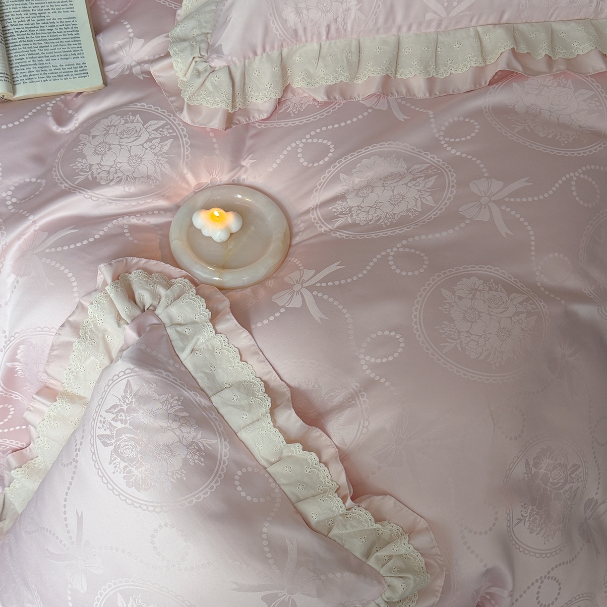 91家纺网 家纺一手货源 找家纺 优悦生活馆 2026新款花边款冰丝四件套-月光织梦 月光织梦-粉
