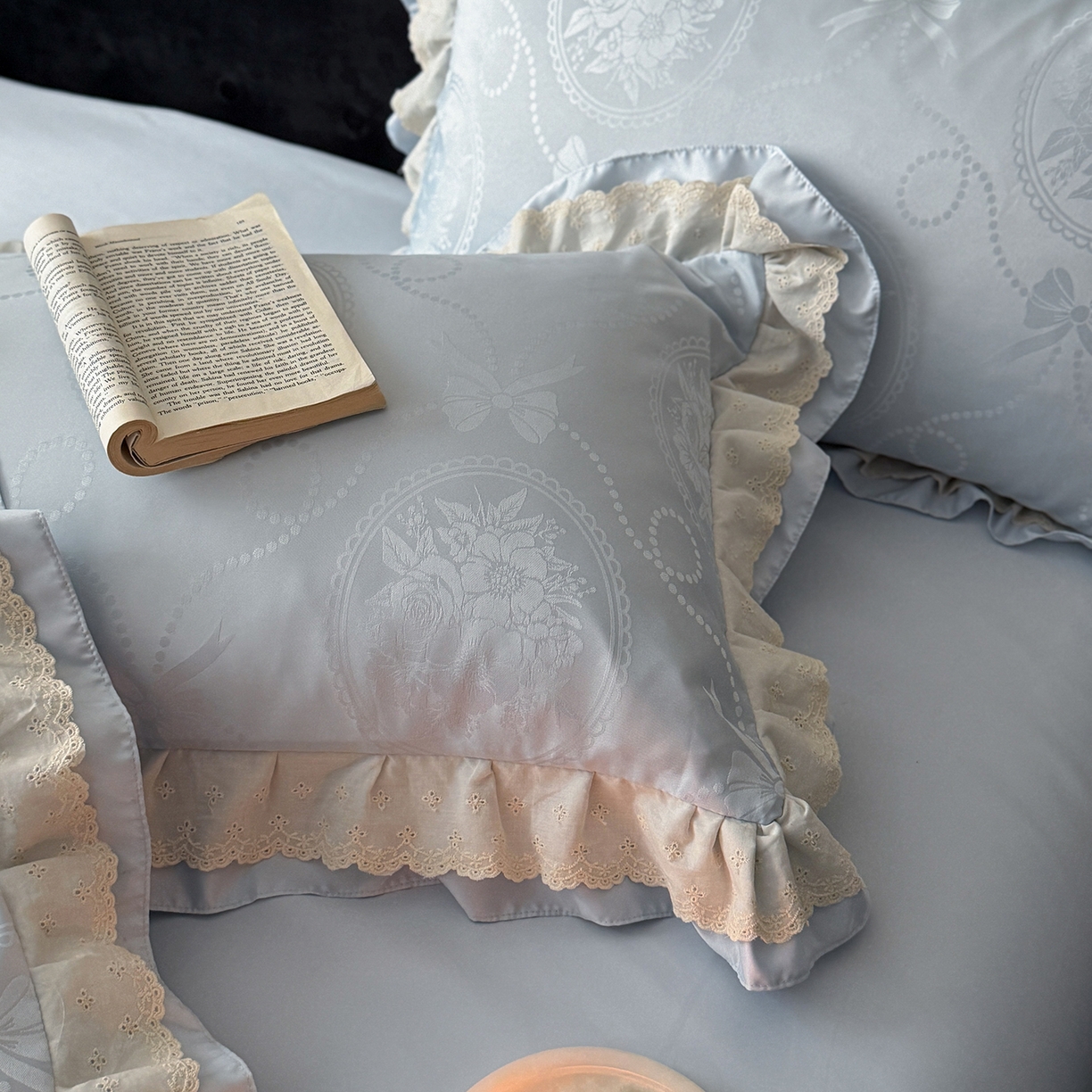 91家纺网 家纺一手货源 找家纺 优悦生活馆 2026新款花边款冰丝四件套-月光织梦 月光织梦-蓝