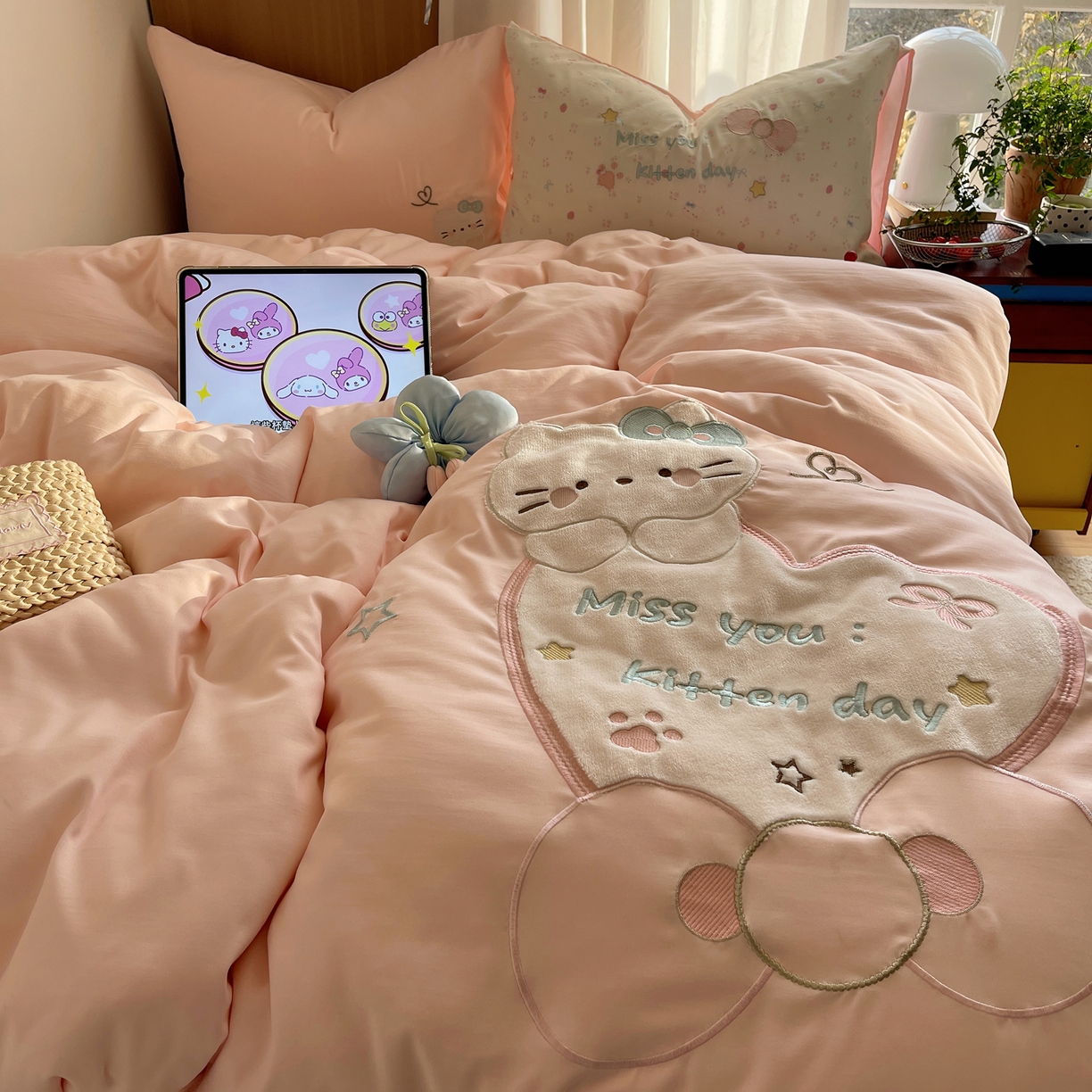 91家纺网 家纺一手货源 找家纺 沐慕 2026新款大贴布绣云朵棉四件套 小碎花猫咪