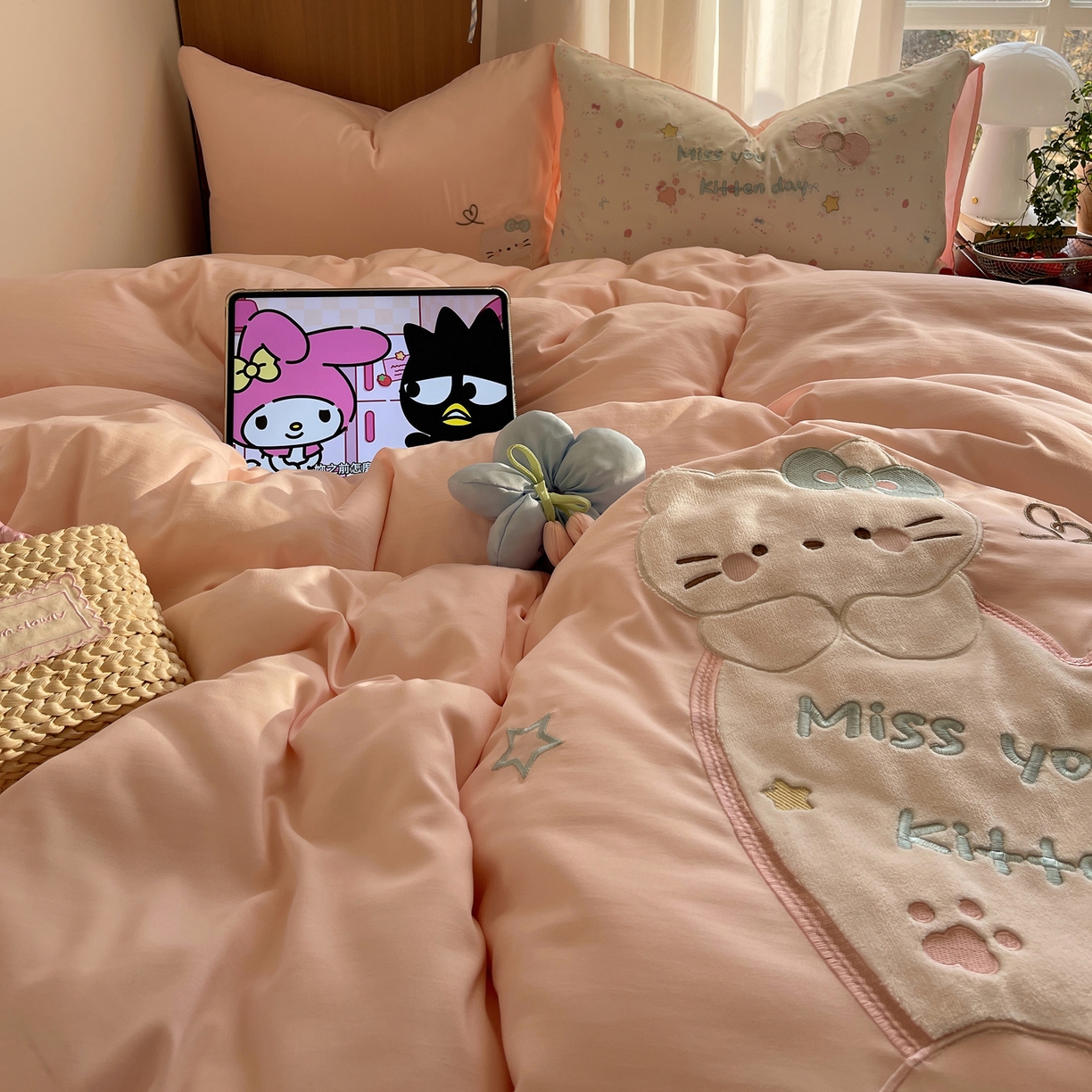 91家纺网 家纺一手货源 找家纺 沐慕 2026新款大贴布绣云朵棉四件套 小碎花猫咪