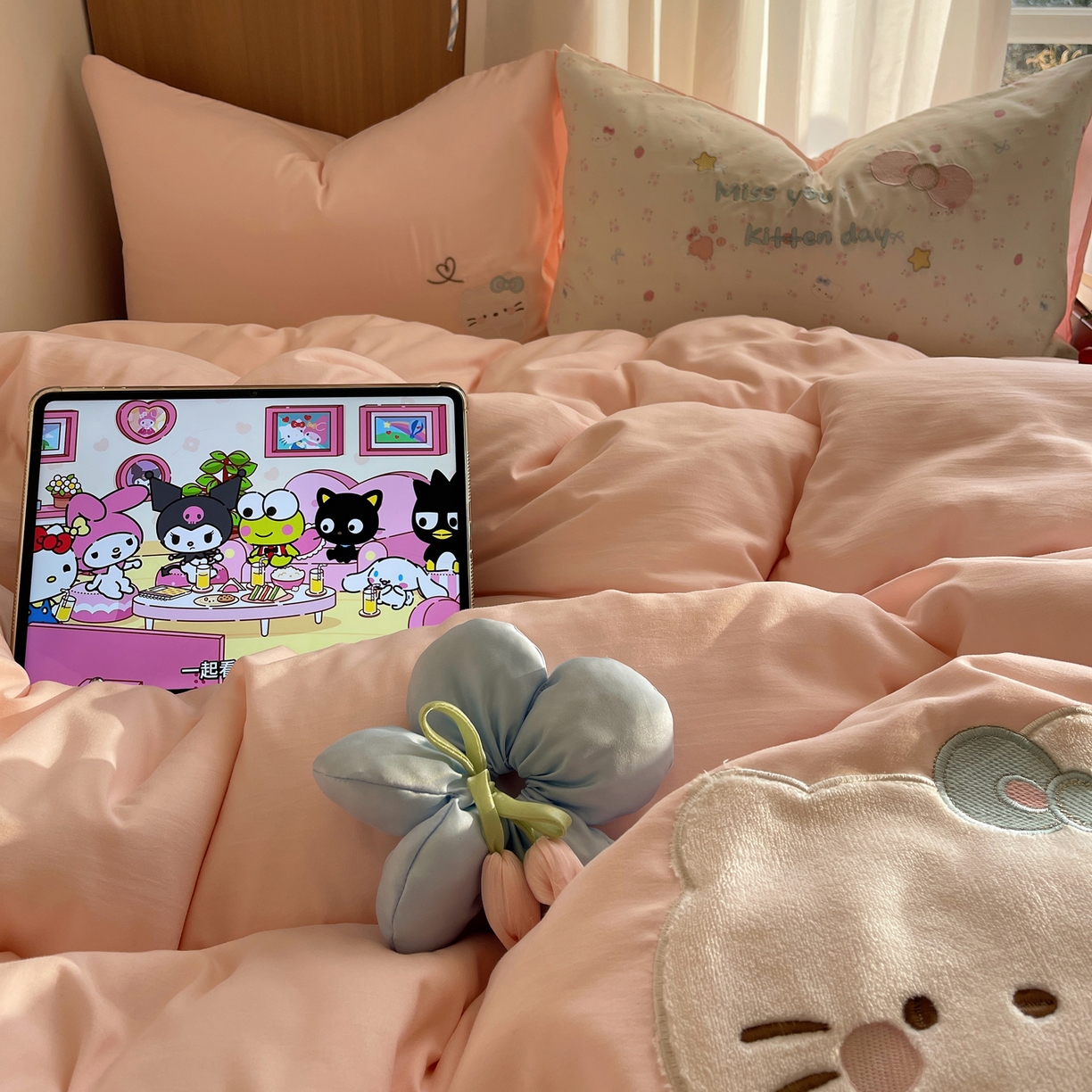 91家纺网 家纺一手货源 找家纺 沐慕 2026新款大贴布绣云朵棉四件套 小碎花猫咪