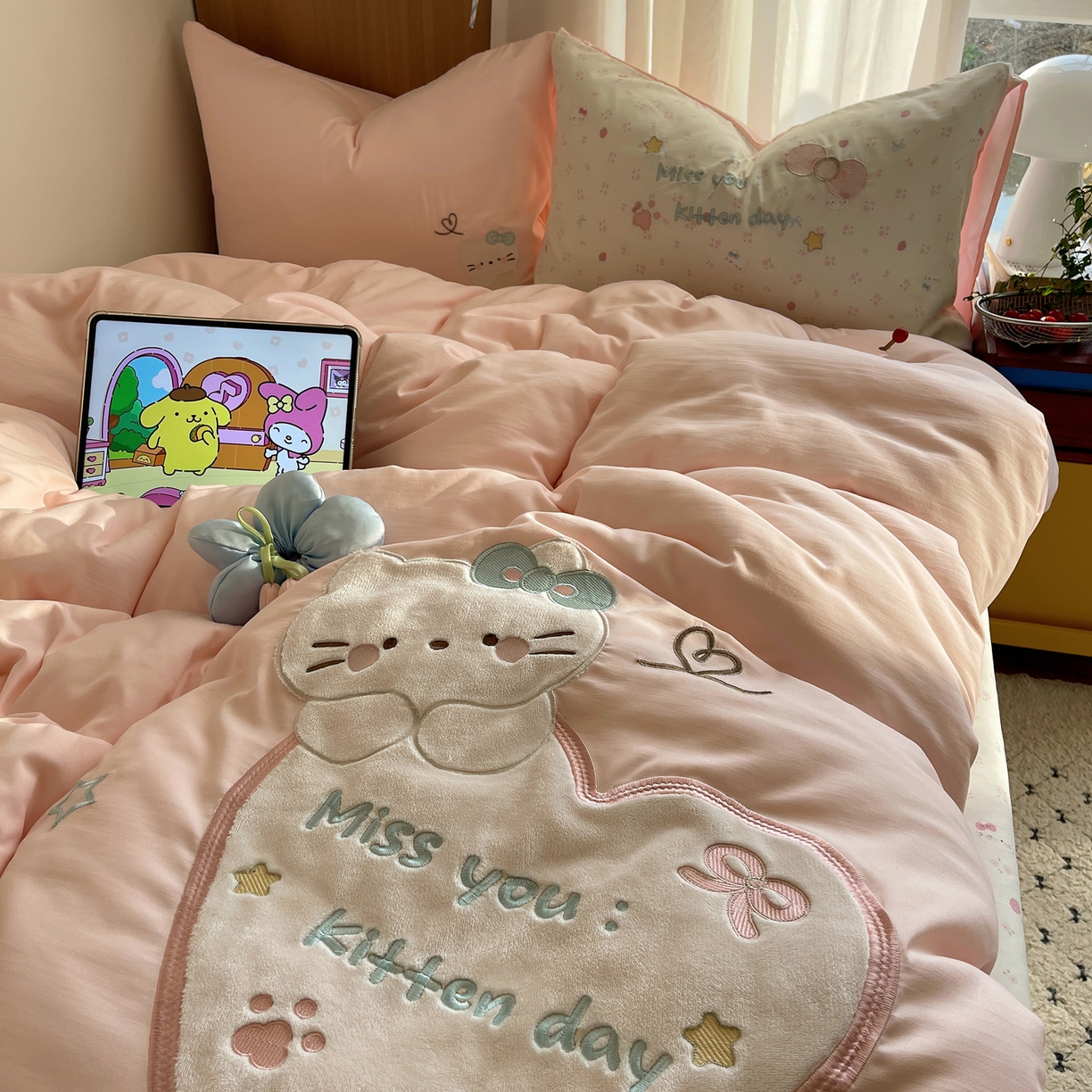 91家纺网 家纺一手货源 找家纺 沐慕 2026新款大贴布绣云朵棉四件套 小碎花猫咪