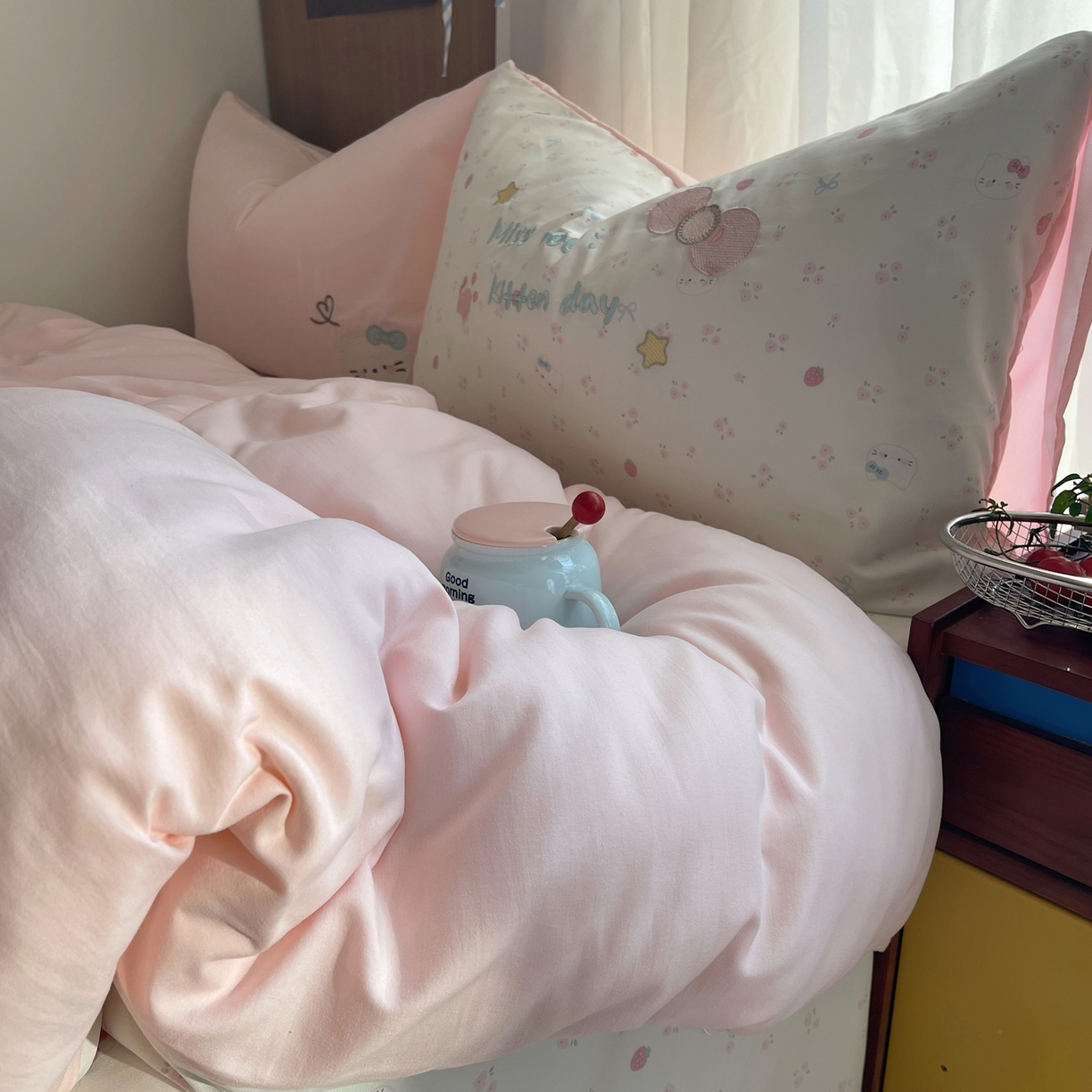 91家纺网 家纺一手货源 找家纺 沐慕 2026新款大贴布绣云朵棉四件套 小碎花猫咪