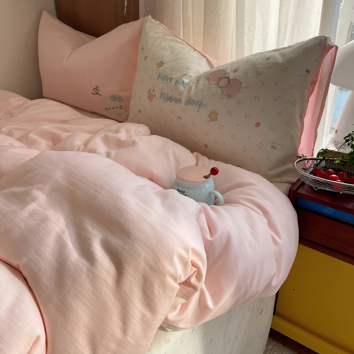 91家纺网 家纺一手货源 找家纺 沐慕 2026新款大贴布绣云朵棉四件套 小碎花猫咪