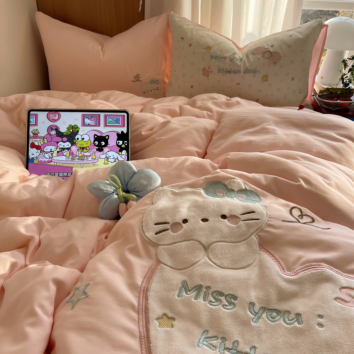 91家纺网 家纺一手货源 找家纺 沐慕 2026新款大贴布绣云朵棉四件套 小碎花猫咪