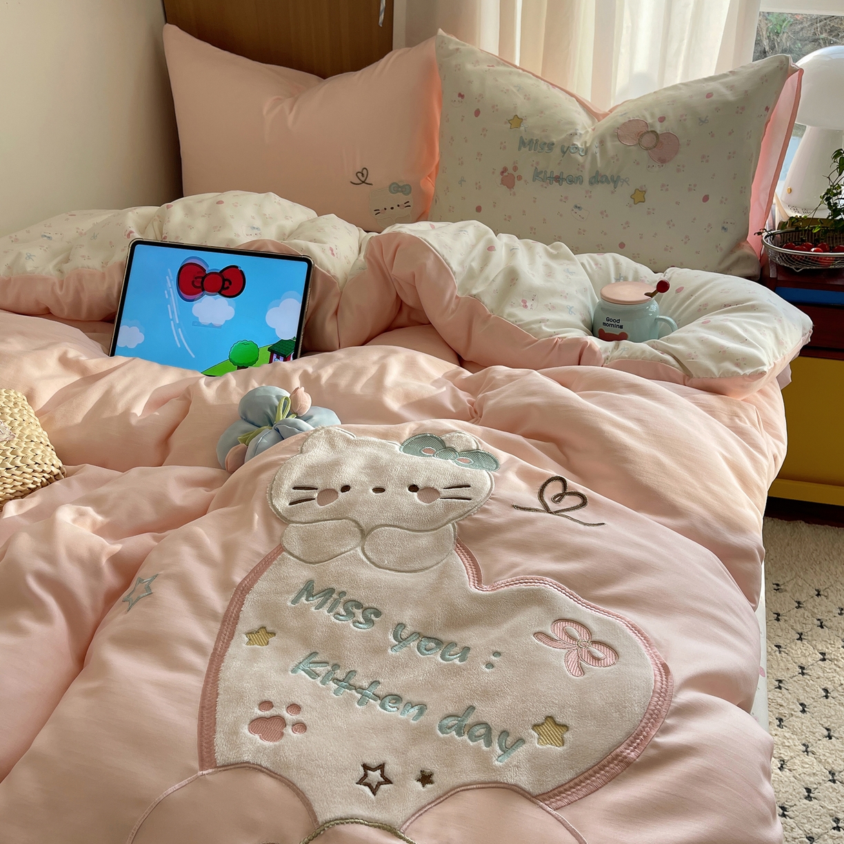 91家纺网 家纺一手货源 找家纺 沐慕 2026新款大贴布绣云朵棉四件套 小碎花猫咪