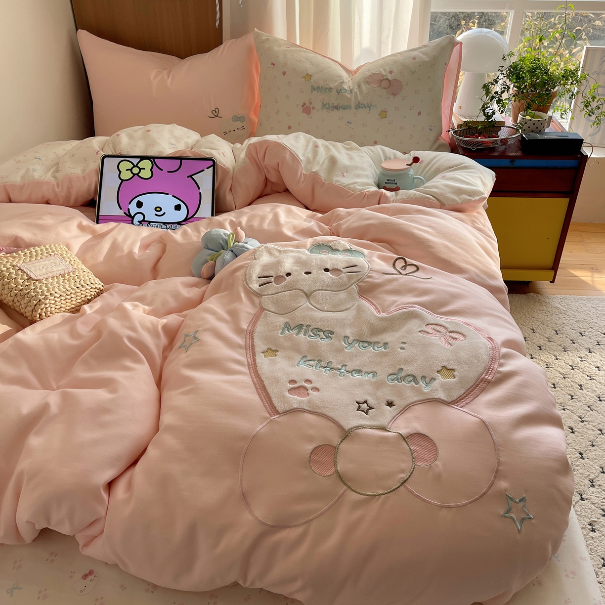 91家纺网 家纺一手货源 找家纺 沐慕 2026新款大贴布绣云朵棉四件套 小碎花猫咪