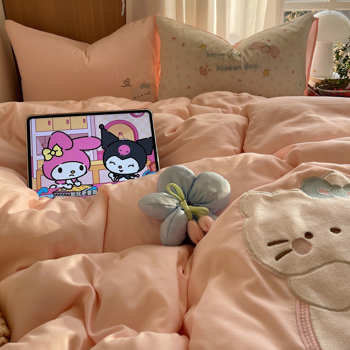 91家纺网 家纺一手货源 找家纺 沐慕 2026新款大贴布绣云朵棉四件套 小碎花猫咪