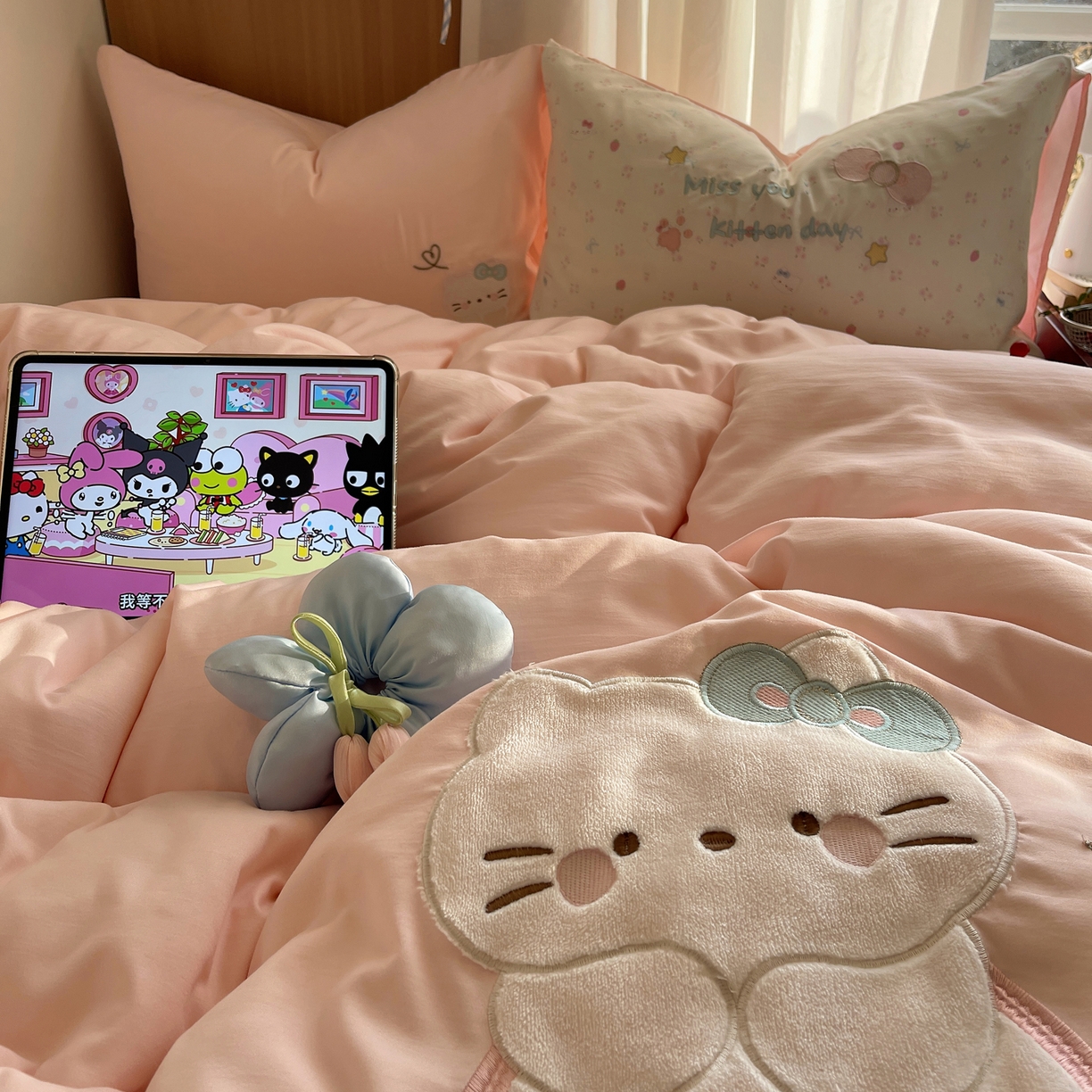 91家纺网 家纺一手货源 找家纺 沐慕 2026新款大贴布绣云朵棉四件套 小碎花猫咪