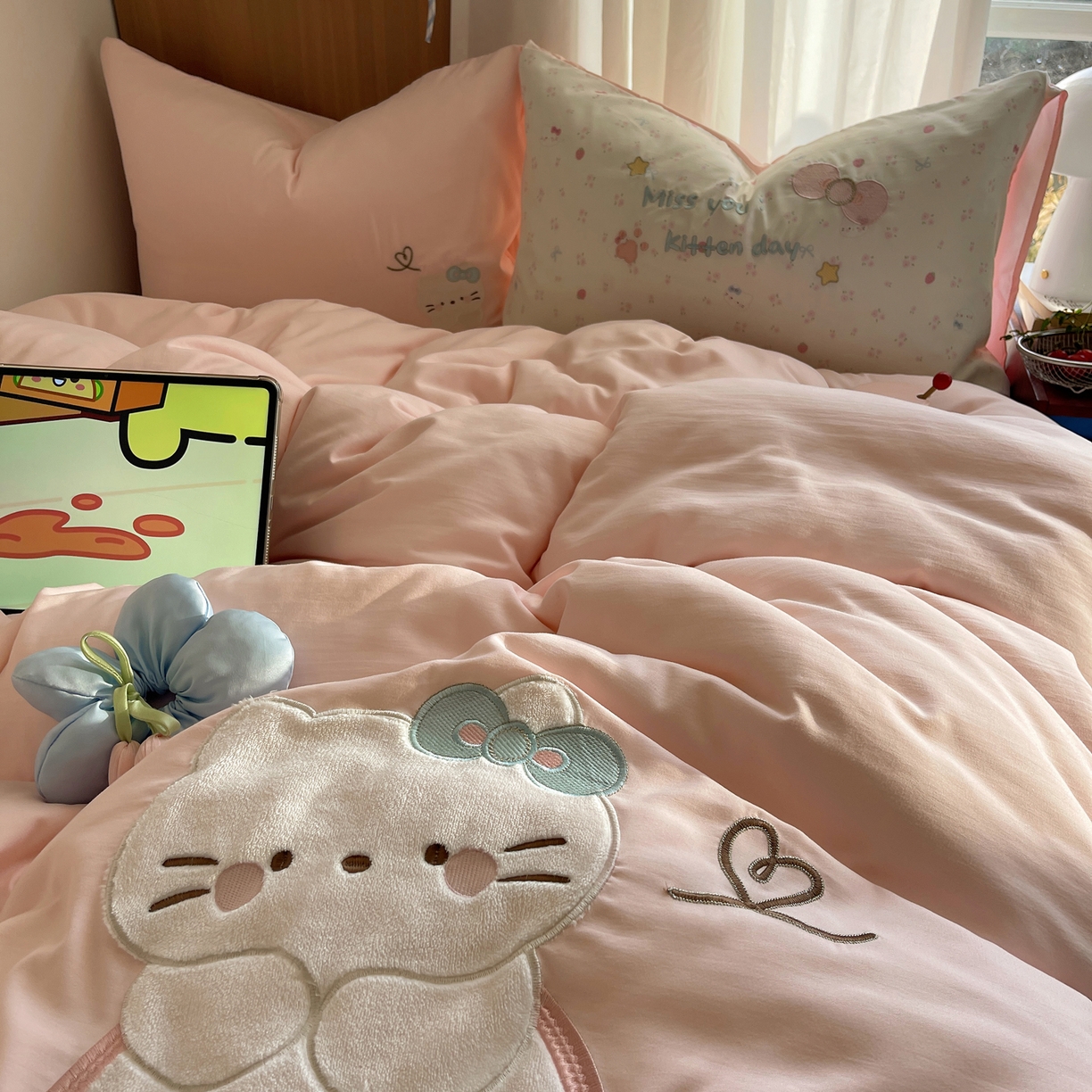 91家纺网 家纺一手货源 找家纺 沐慕 2026新款大贴布绣云朵棉四件套 小碎花猫咪