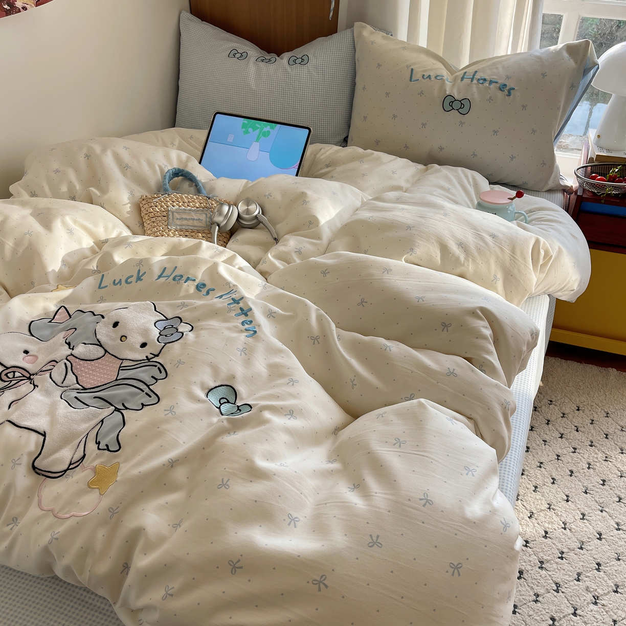 91家纺网 家纺一手货源 找家纺 沐慕 2026新款大贴布绣云朵棉四件套 木马猫咪