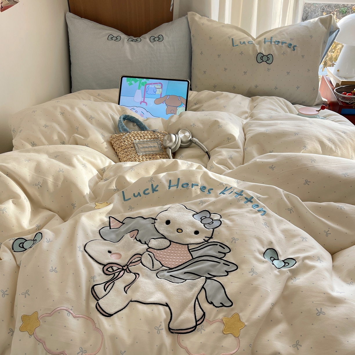 91家纺网 家纺一手货源 找家纺 沐慕 2026新款大贴布绣云朵棉四件套 木马猫咪