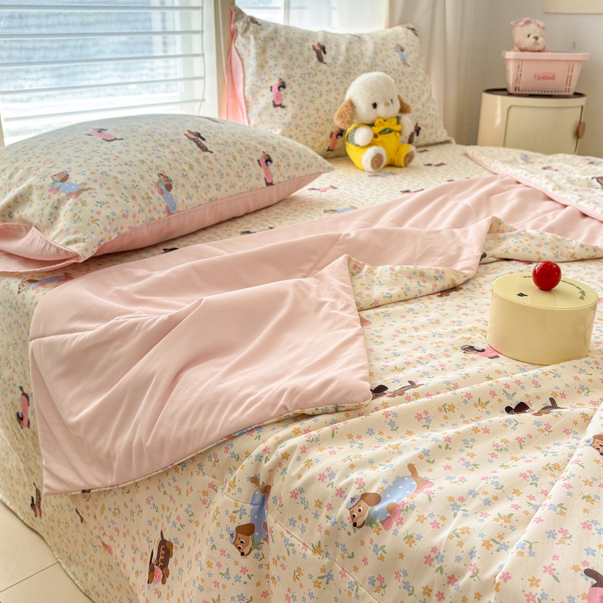 91家纺网 家纺一手货源 找家纺 雅居纺家纺 2026新款A版全棉B版凉感夏被夏凉被空调被 夏被 碎花腊肠狗