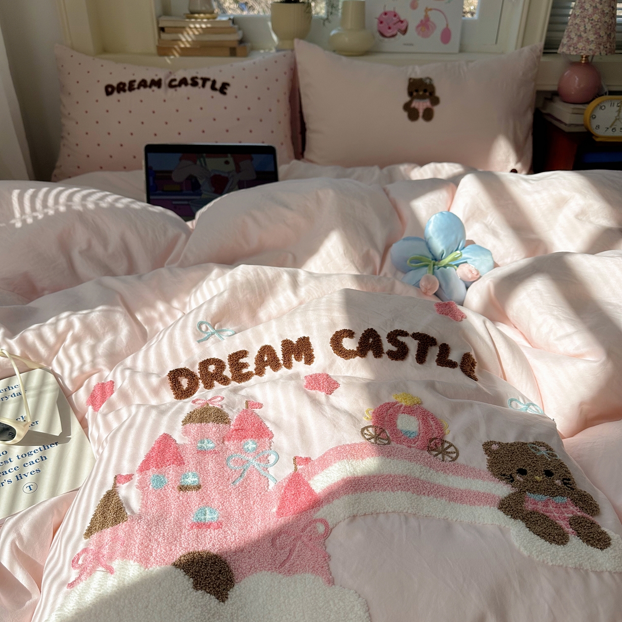 91家纺网 家纺一手货源 找家纺 顾里家纺 2026春夏新款ins可爱风云朵毛巾绣四件套（会员-3元  床笠定制不退换0 城堡喵喵