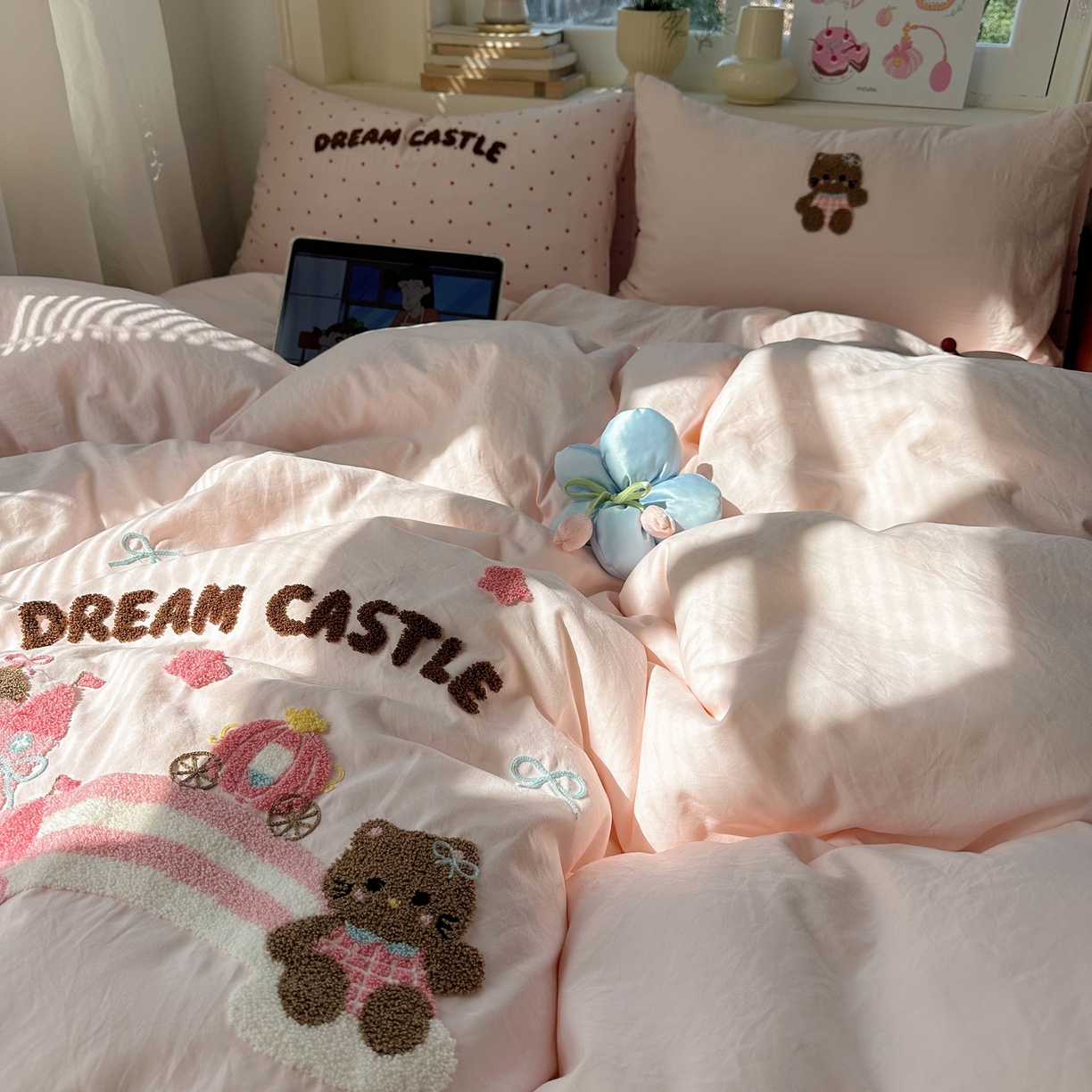 91家纺网 家纺一手货源 找家纺 顾里家纺 2026春夏新款ins可爱风云朵毛巾绣四件套（会员-3元  床笠定制不退换0 城堡喵喵