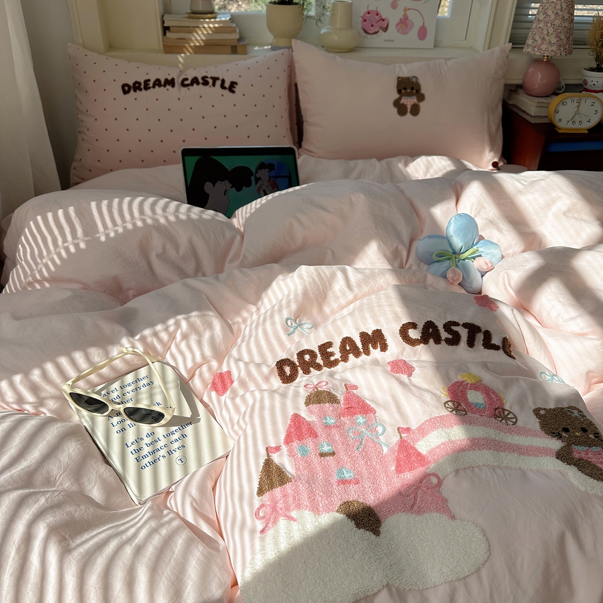 91家纺网 家纺一手货源 找家纺 顾里家纺 2026春夏新款ins可爱风云朵毛巾绣四件套（会员-3元  床笠定制不退换0 城堡喵喵