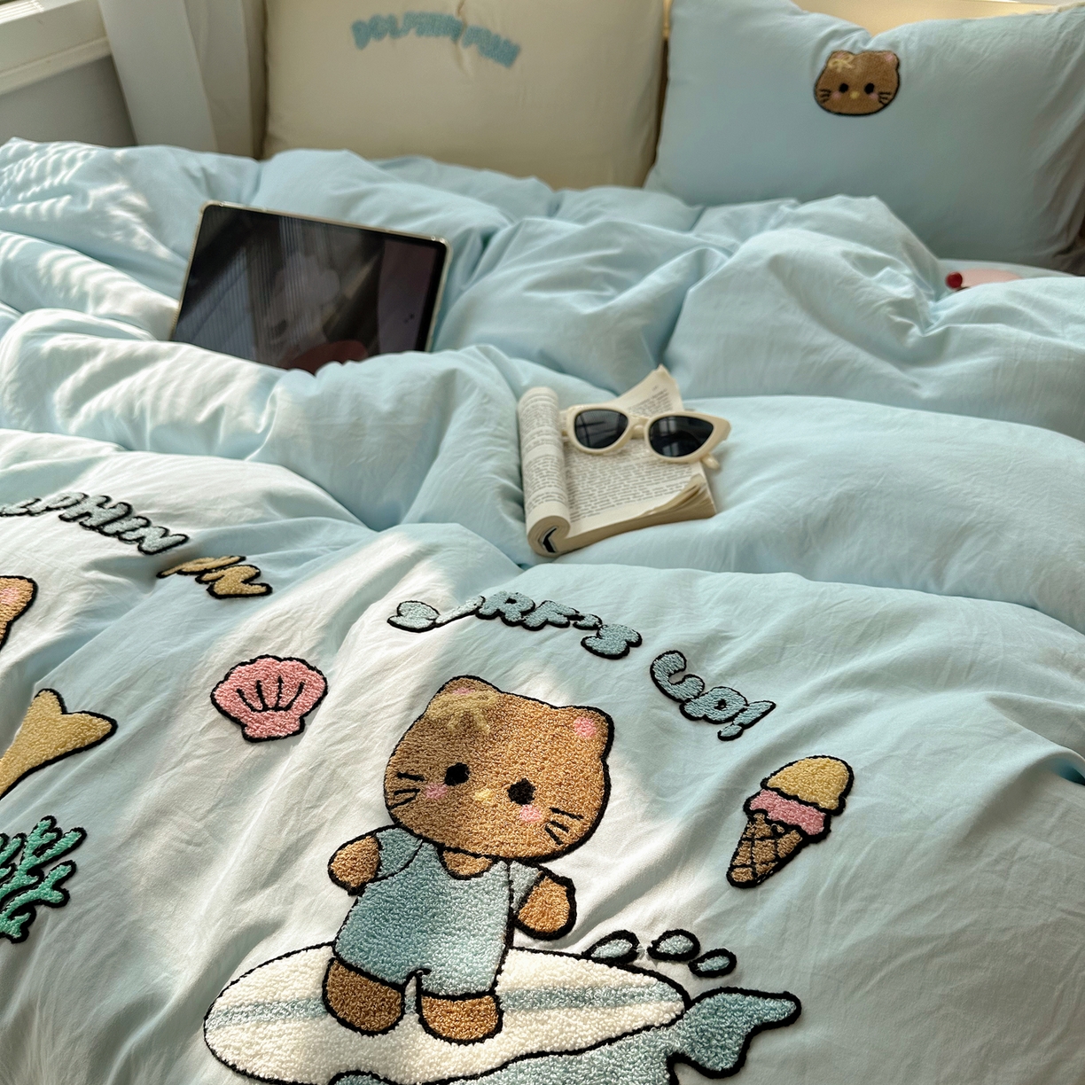 91家纺网 家纺一手货源 找家纺 顾里家纺 2026春夏新款ins可爱风云朵毛巾绣四件套（会员-3元  床笠定制不退换0 冲浪黑皮猫