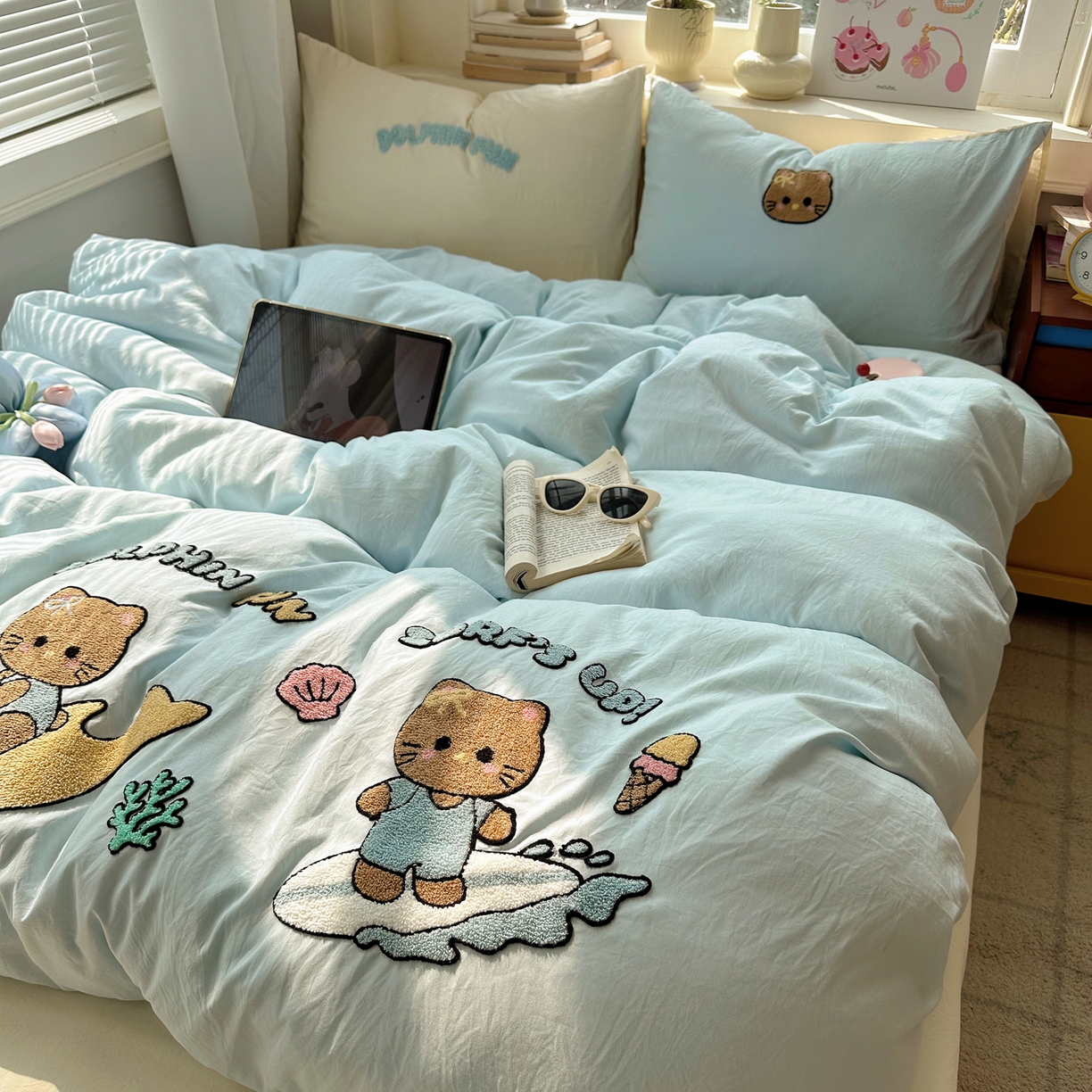 91家纺网 家纺一手货源 找家纺 顾里家纺 2026春夏新款ins可爱风云朵毛巾绣四件套（会员-3元  床笠定制不退换0 冲浪黑皮猫