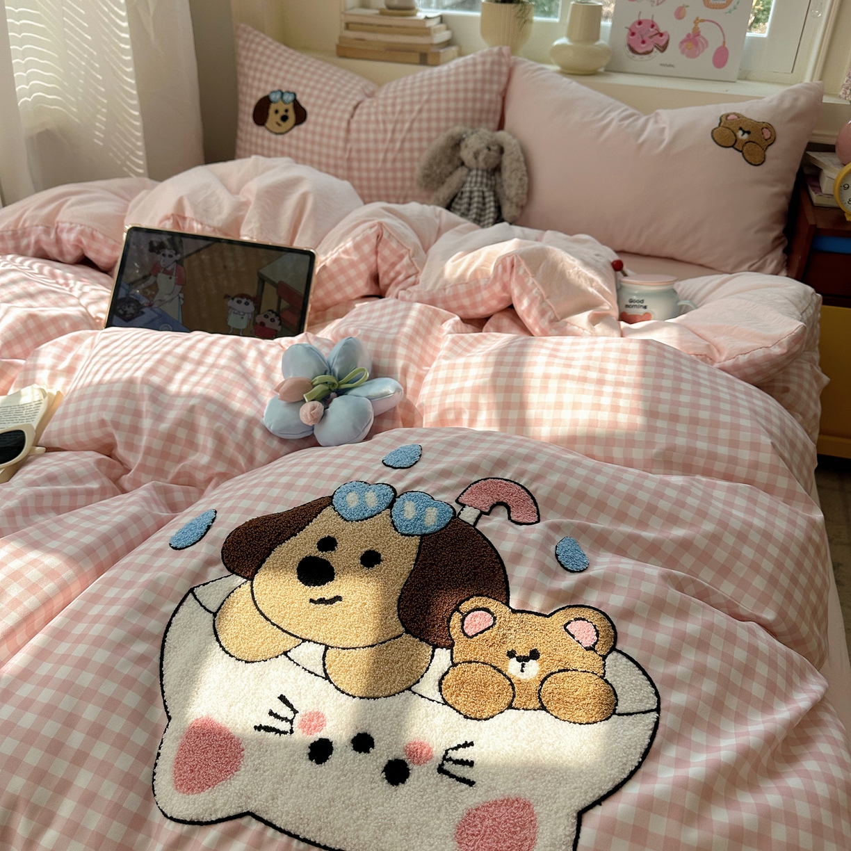 91家纺网 家纺一手货源 找家纺 顾里家纺 2026春夏新款ins可爱风云朵毛巾绣四件套（会员-3元  床笠定制不退换0 狗狗好友