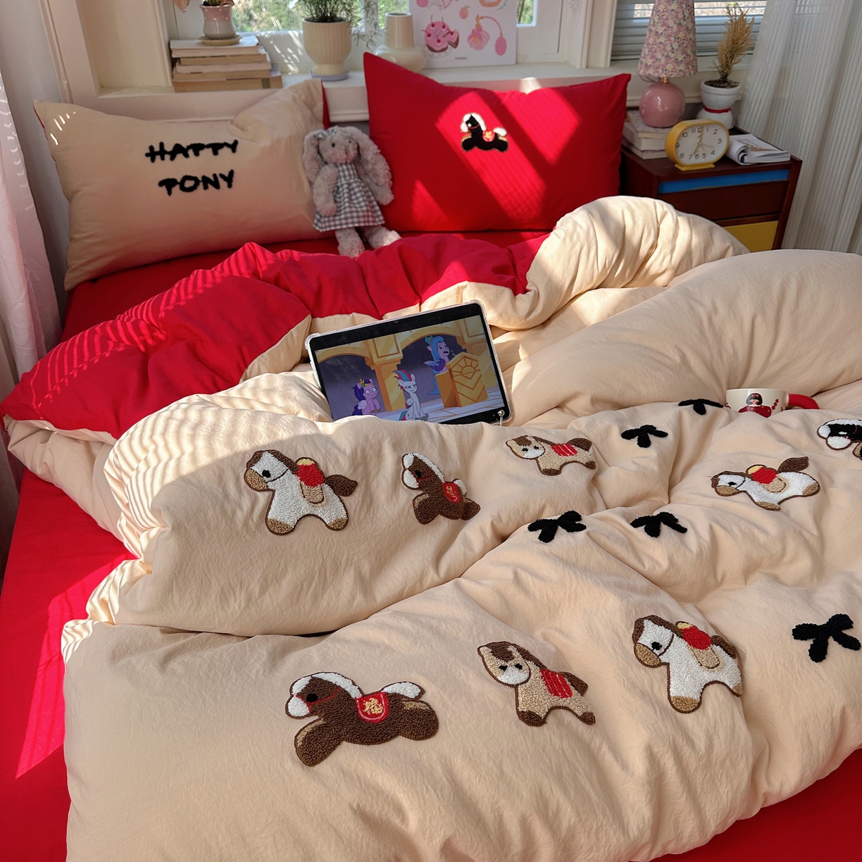 91家纺网 家纺一手货源 找家纺 顾里家纺 2026春夏新款ins可爱风云朵毛巾绣四件套（会员-3元  床笠定制不退换0 红马驹