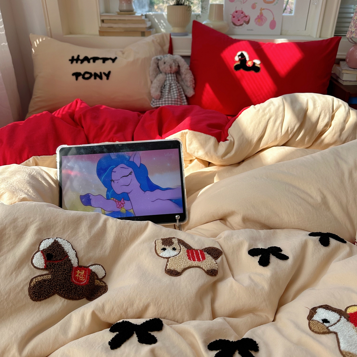 91家纺网 家纺一手货源 找家纺 顾里家纺 2026春夏新款ins可爱风云朵毛巾绣四件套（会员-3元  床笠定制不退换0 红马驹