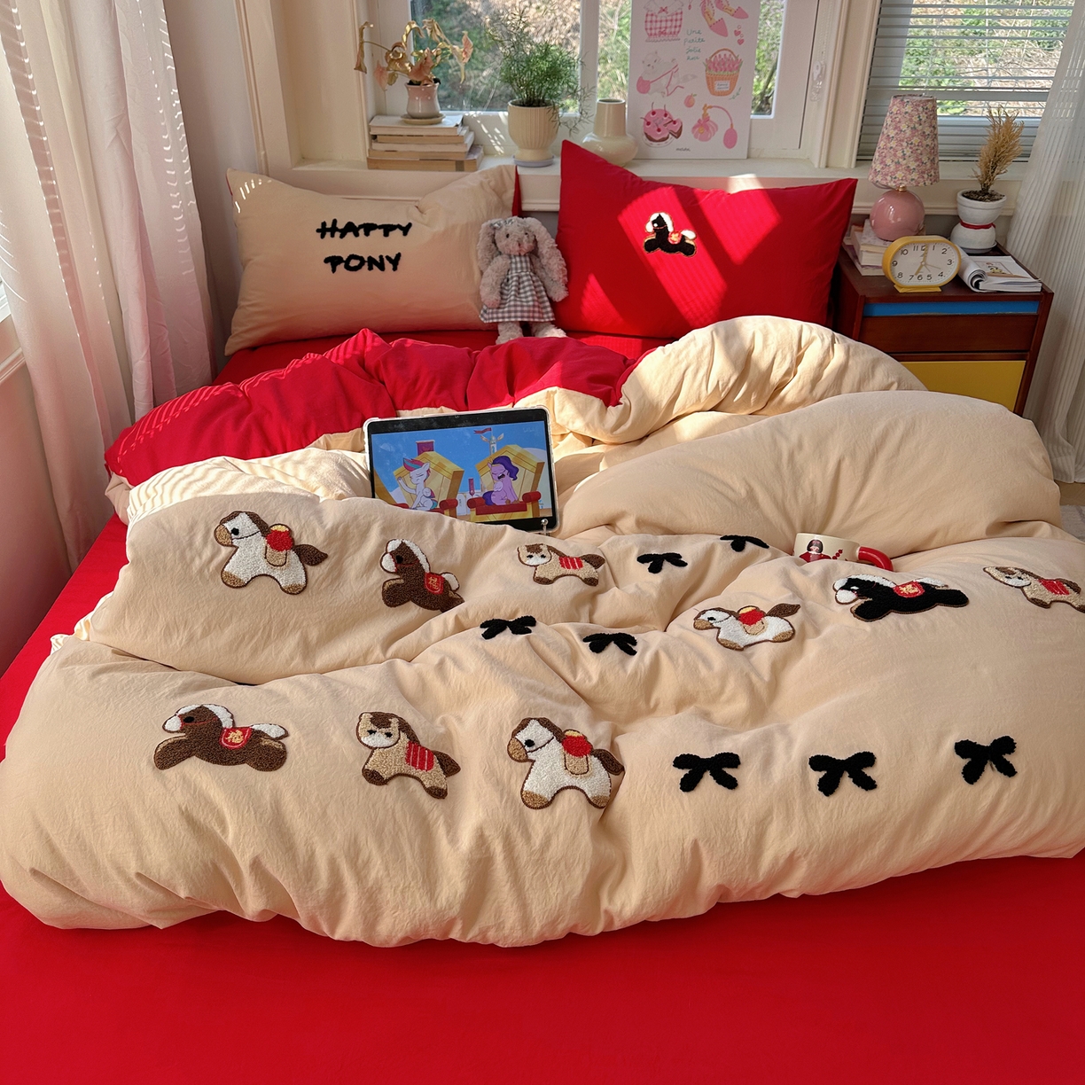 91家纺网 家纺一手货源 找家纺 顾里家纺 2026春夏新款ins可爱风云朵毛巾绣四件套（会员-3元  床笠定制不退换0 红马驹