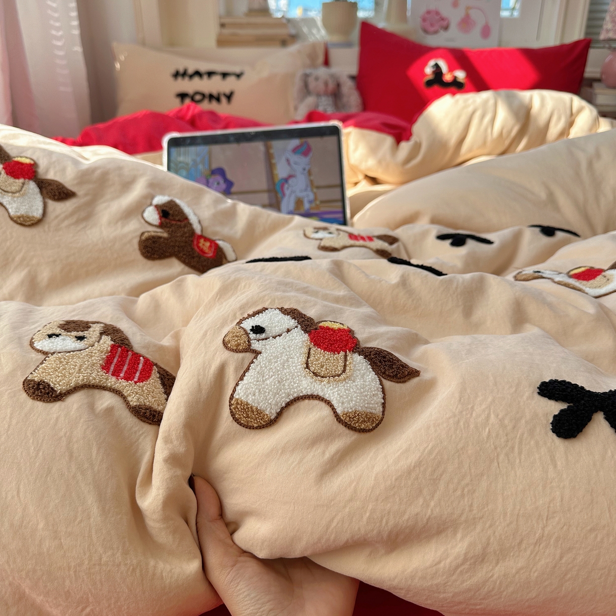 91家纺网 家纺一手货源 找家纺 顾里家纺 2026春夏新款ins可爱风云朵毛巾绣四件套（会员-3元  床笠定制不退换0 红马驹