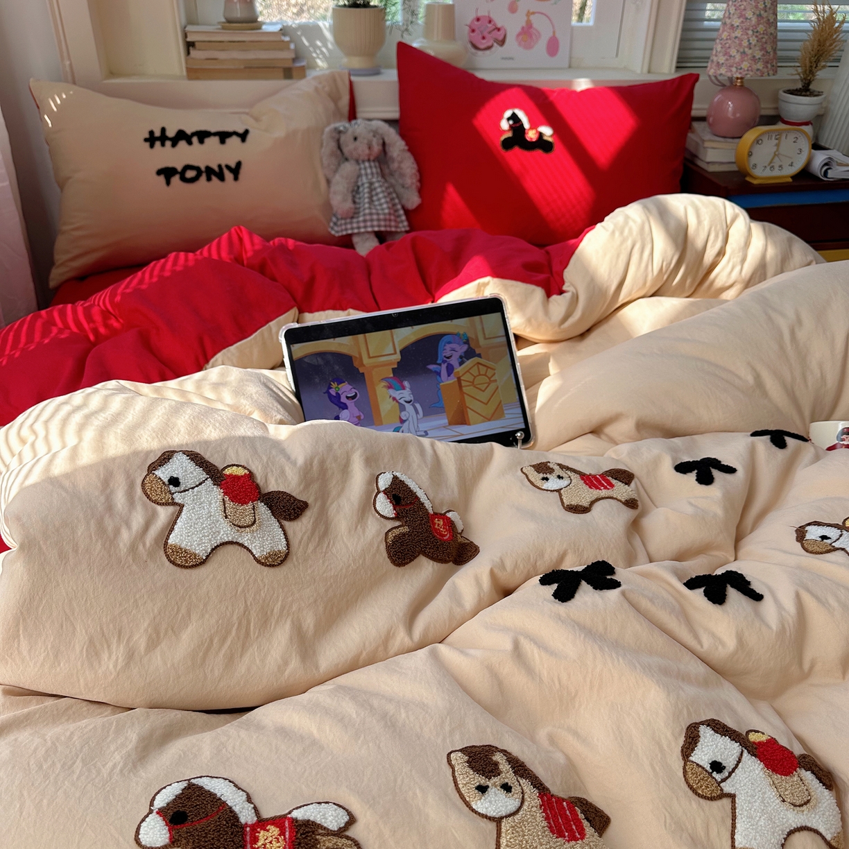 91家纺网 家纺一手货源 找家纺 顾里家纺 2026春夏新款ins可爱风云朵毛巾绣四件套（会员-3元  床笠定制不退换0 红马驹