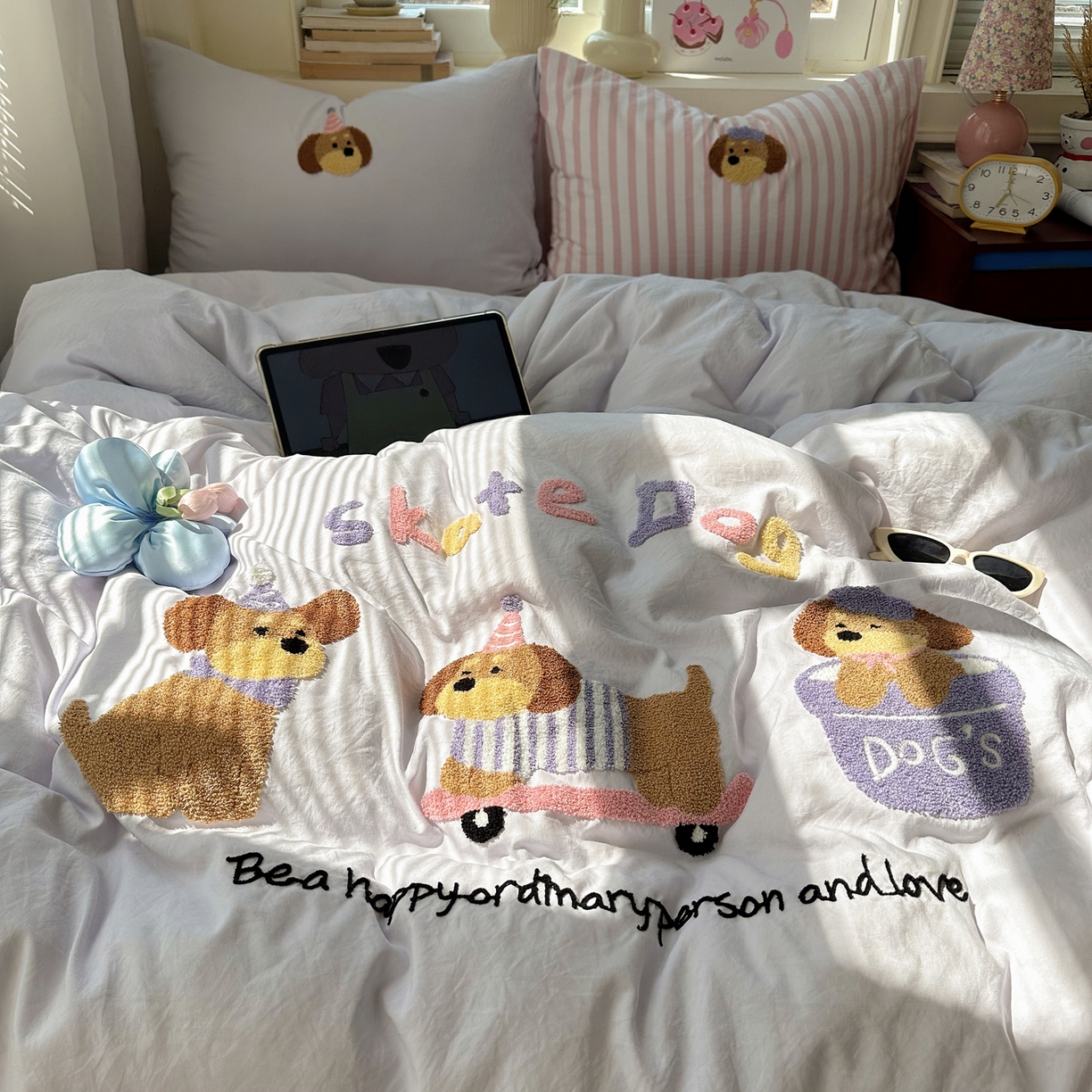 91家纺网 家纺一手货源 找家纺 顾里家纺 2026春夏新款ins可爱风云朵毛巾绣四件套（会员-3元  床笠定制不退换0 滑板狗