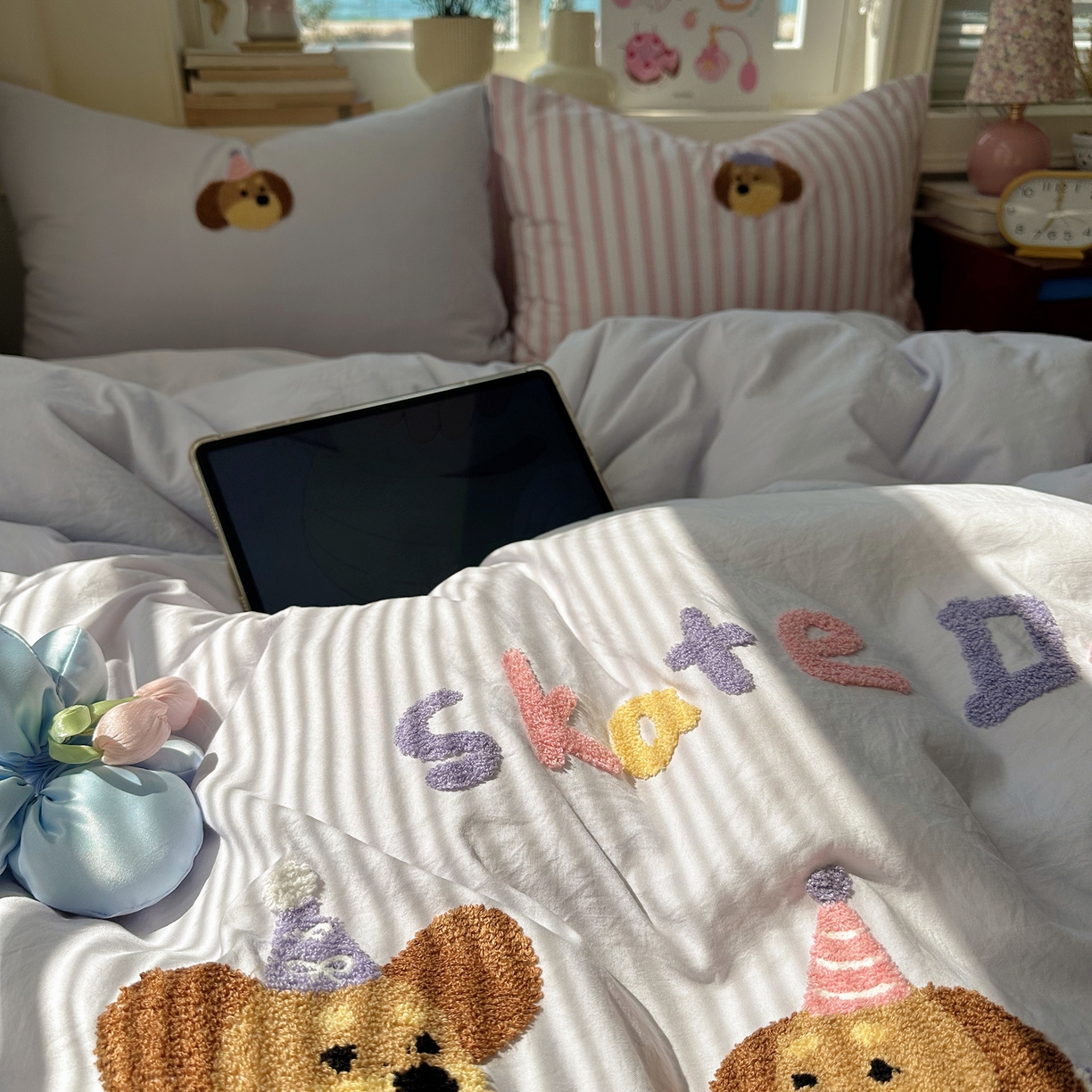 91家纺网 家纺一手货源 找家纺 顾里家纺 2026春夏新款ins可爱风云朵毛巾绣四件套（会员-3元  床笠定制不退换0 滑板狗