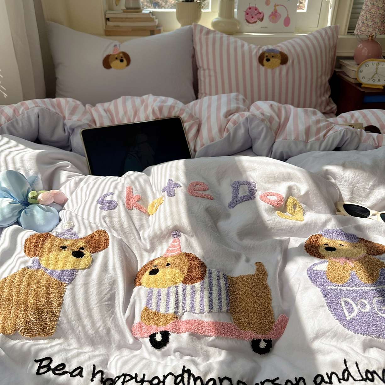 91家纺网 家纺一手货源 找家纺 顾里家纺 2026春夏新款ins可爱风云朵毛巾绣四件套（会员-3元  床笠定制不退换0 滑板狗