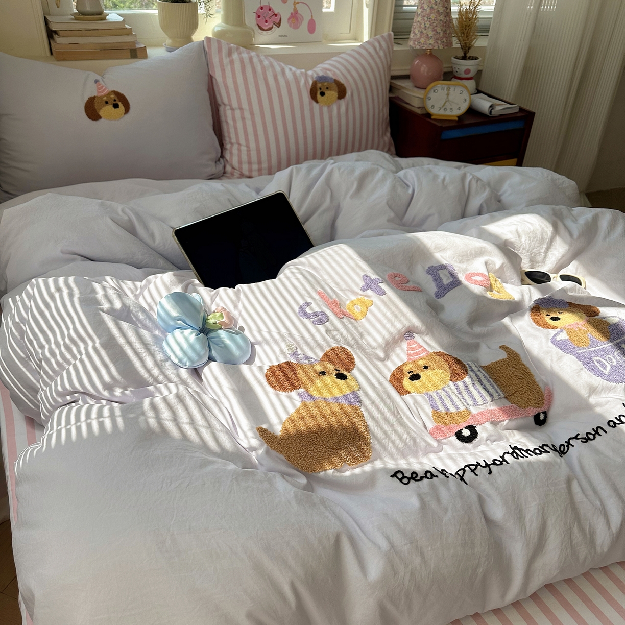 91家纺网 家纺一手货源 找家纺 顾里家纺 2026春夏新款ins可爱风云朵毛巾绣四件套（会员-3元  床笠定制不退换0 滑板狗