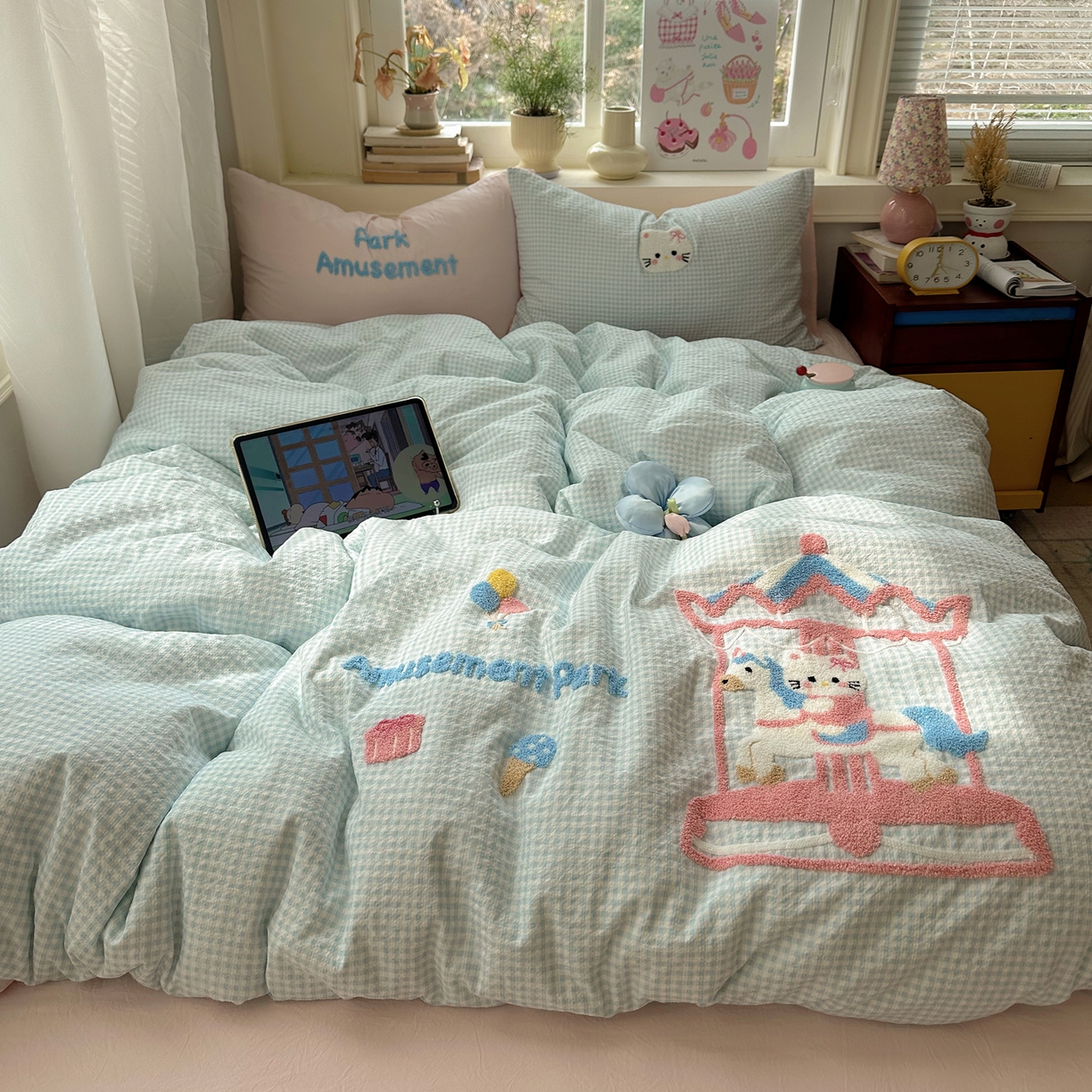 91家纺网 家纺一手货源 找家纺 顾里家纺 2026春夏新款ins可爱风云朵毛巾绣四件套（会员-3元  床笠定制不退换0 木马猫咪