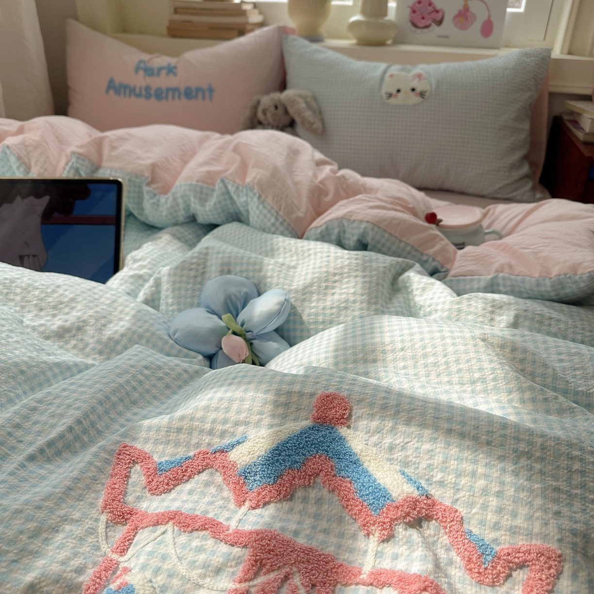 91家纺网 家纺一手货源 找家纺 顾里家纺 2026春夏新款ins可爱风云朵毛巾绣四件套（会员-3元  床笠定制不退换0 木马猫咪