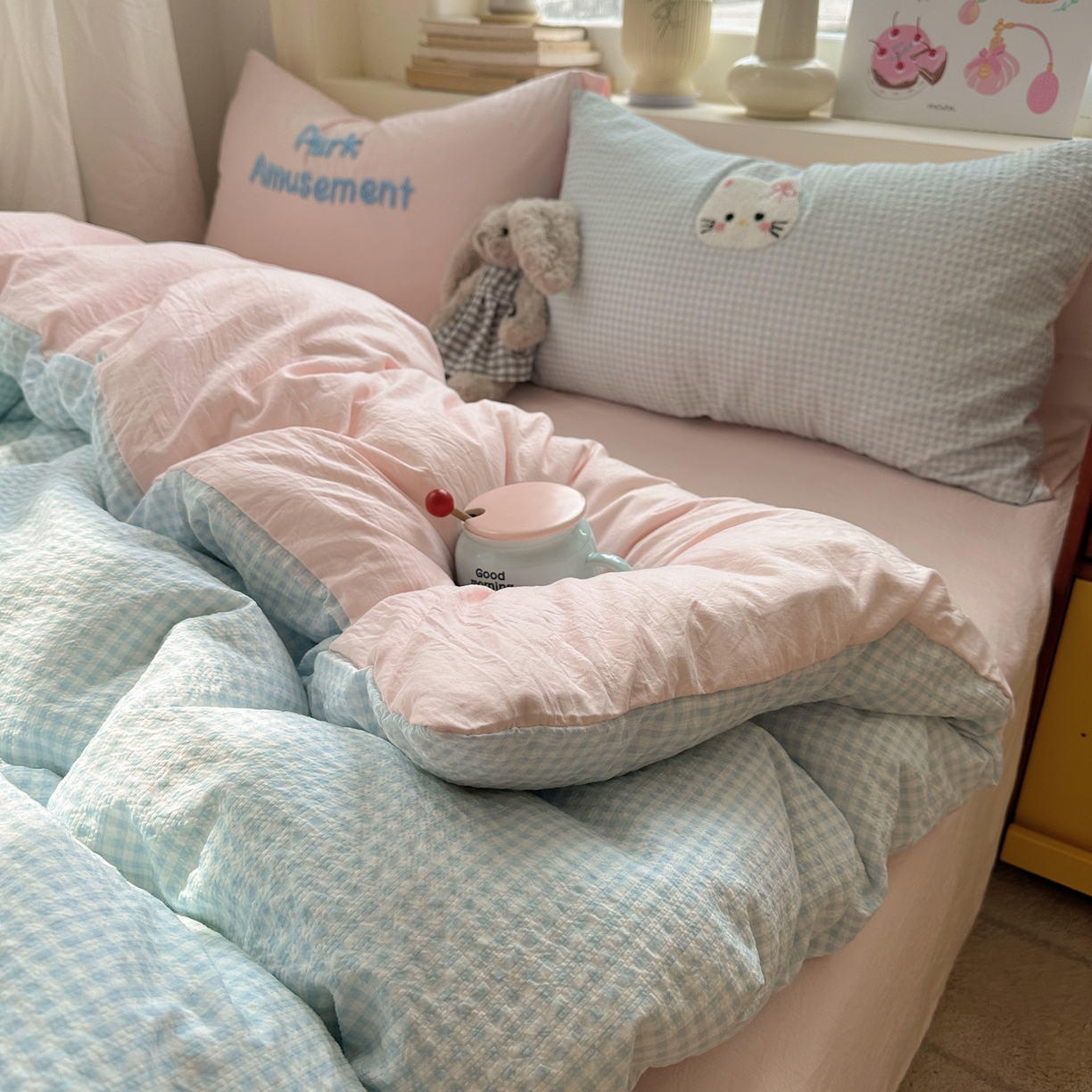 91家纺网 家纺一手货源 找家纺 顾里家纺 2026春夏新款ins可爱风云朵毛巾绣四件套（会员-3元  床笠定制不退换0 木马猫咪