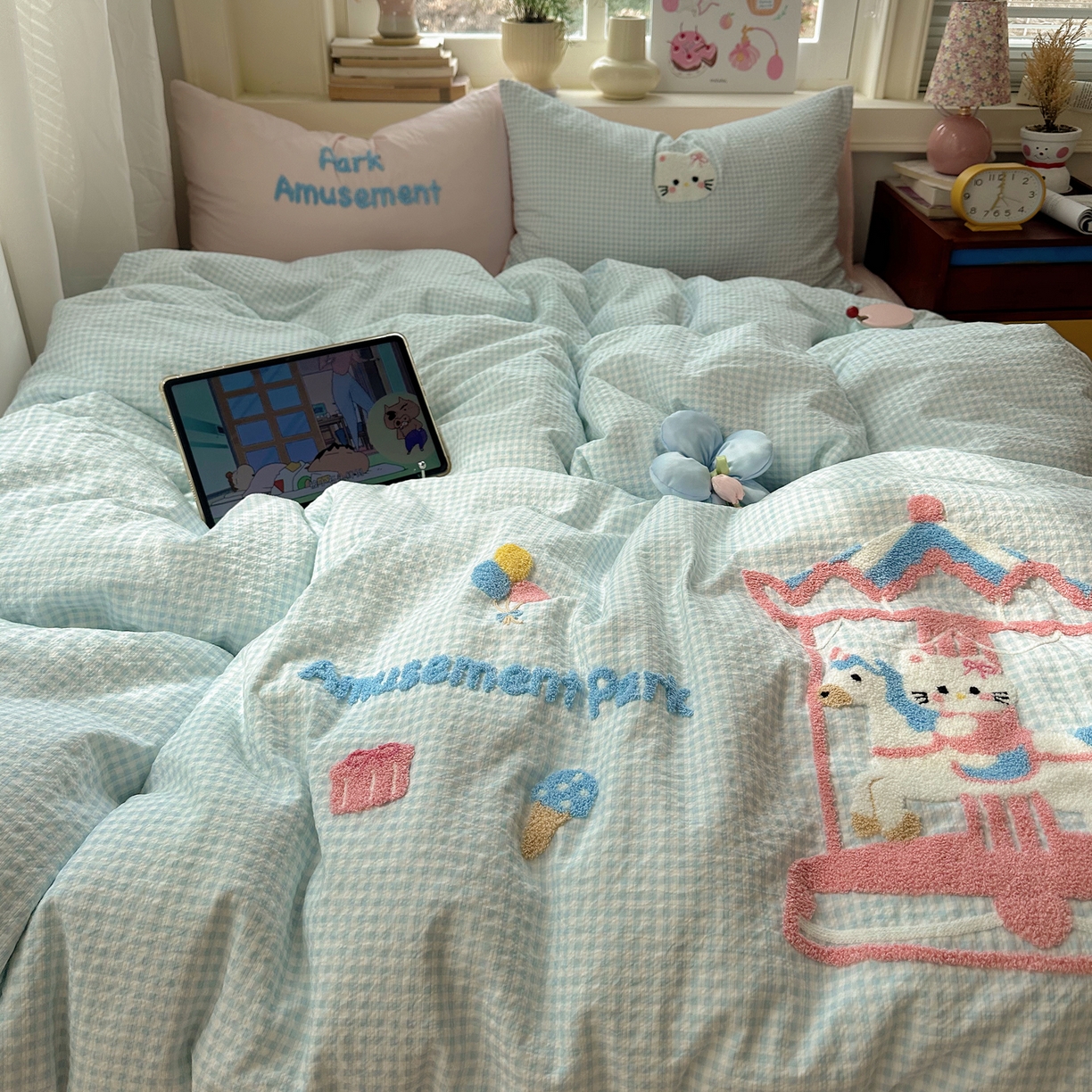 91家纺网 家纺一手货源 找家纺 顾里家纺 2026春夏新款ins可爱风云朵毛巾绣四件套（会员-3元  床笠定制不退换0 木马猫咪