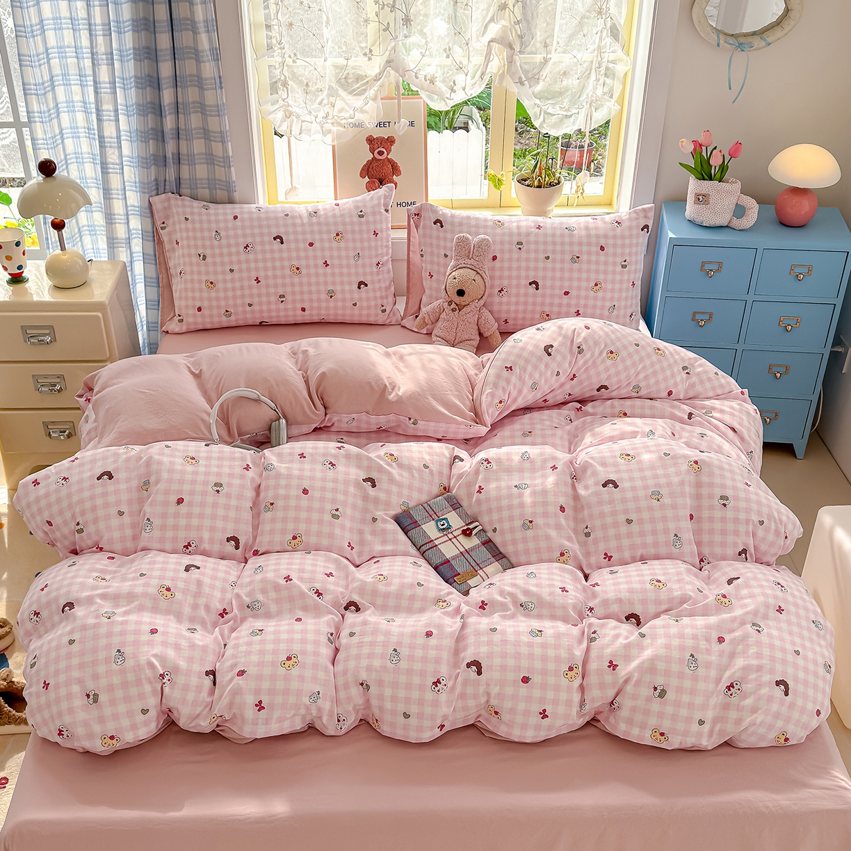 91家纺网 家纺一手货源 找家纺 元禾 2026新款A类古法水洗仿棉云感纱四件套 草莓熊-粉