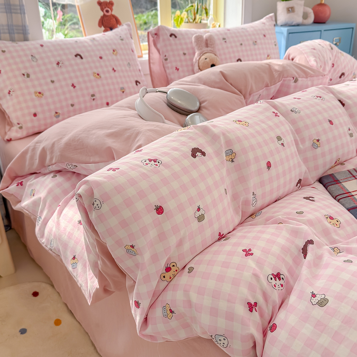 91家纺网 家纺一手货源 找家纺 元禾 2026新款A类古法水洗仿棉云感纱四件套 草莓熊-粉