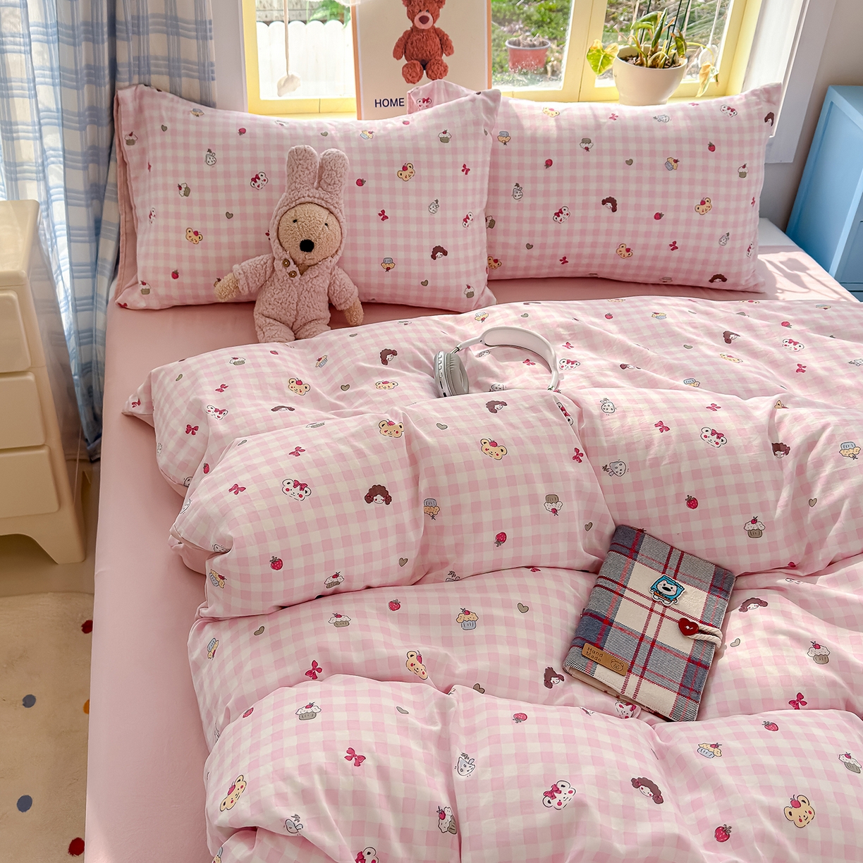 91家纺网 家纺一手货源 找家纺 元禾 2026新款A类古法水洗仿棉云感纱四件套 草莓熊-粉