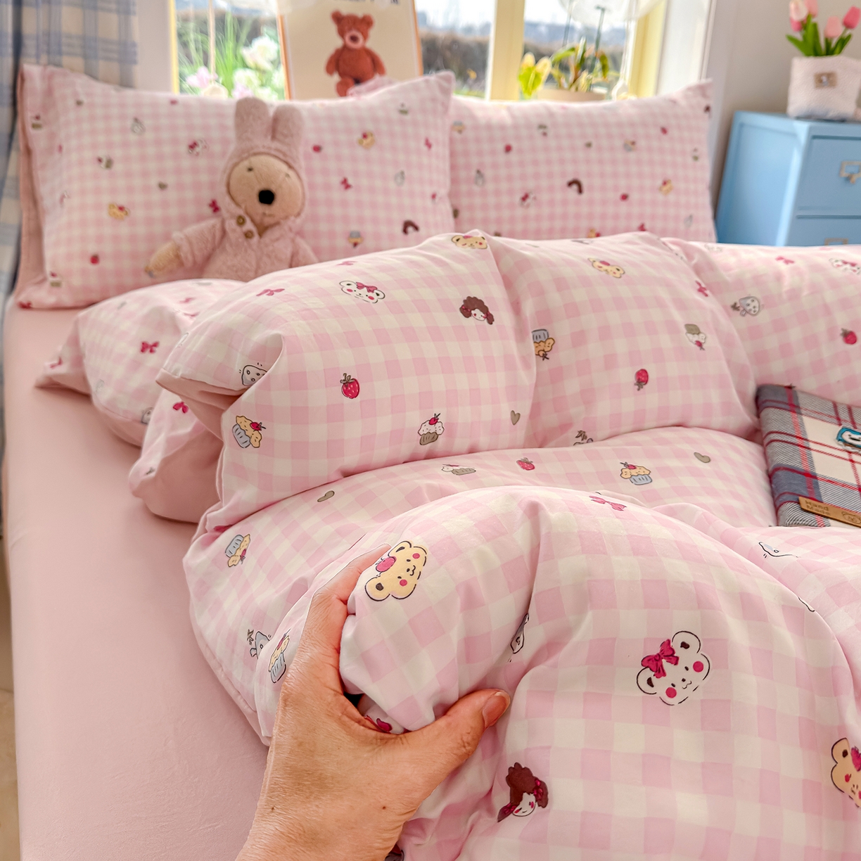 91家纺网 家纺一手货源 找家纺 元禾 2026新款A类古法水洗仿棉云感纱四件套 草莓熊-粉