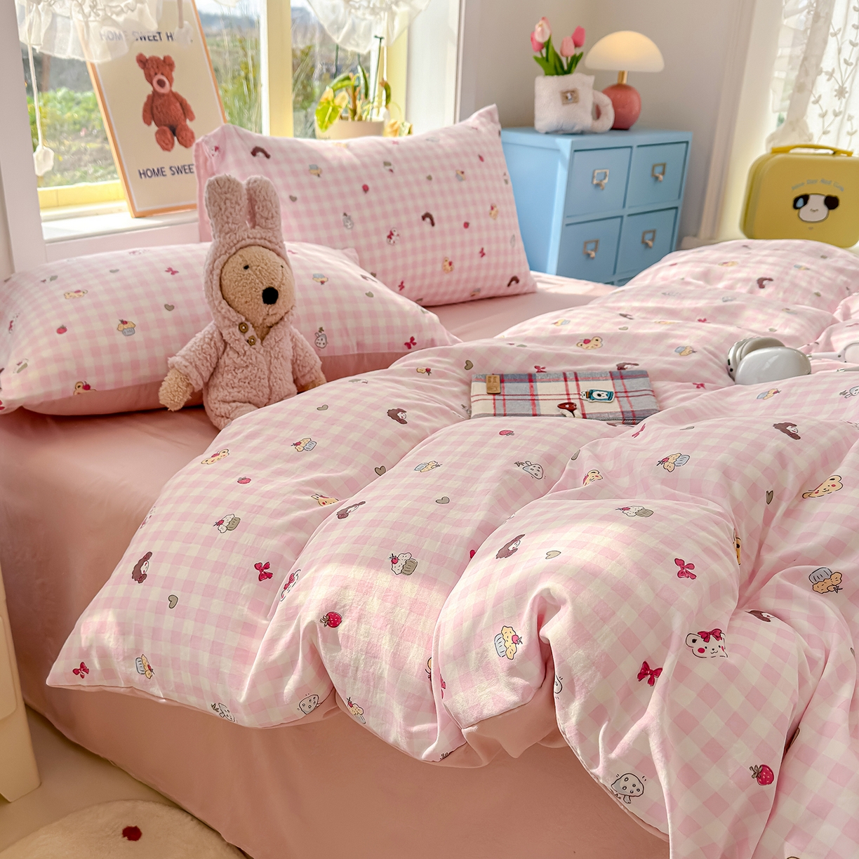 91家纺网 家纺一手货源 找家纺 元禾 2026新款A类古法水洗仿棉云感纱四件套 草莓熊-粉