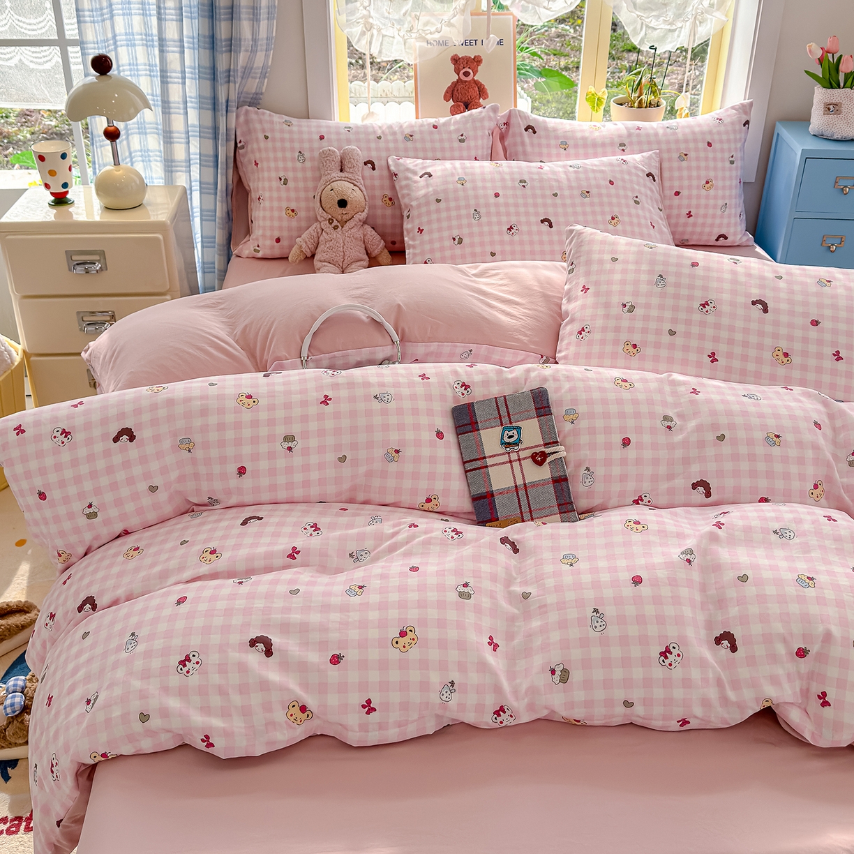 91家纺网 家纺一手货源 找家纺 元禾 2026新款A类古法水洗仿棉云感纱四件套 草莓熊-粉