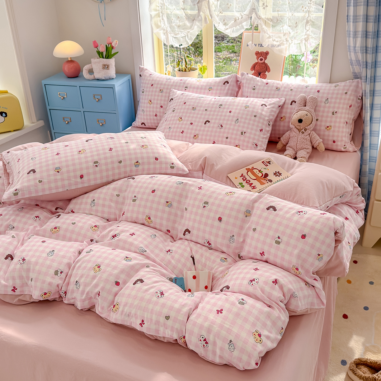 91家纺网 家纺一手货源 找家纺 元禾 2026新款A类古法水洗仿棉云感纱四件套 草莓熊-粉